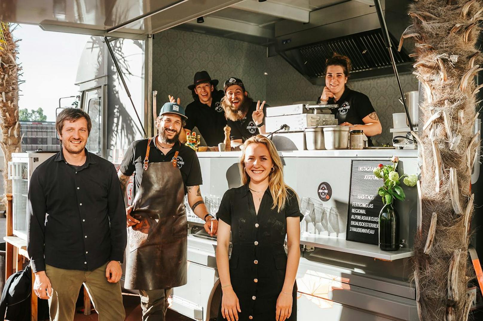 Das Team von Josef und Yuki samt Foodtruck<br>