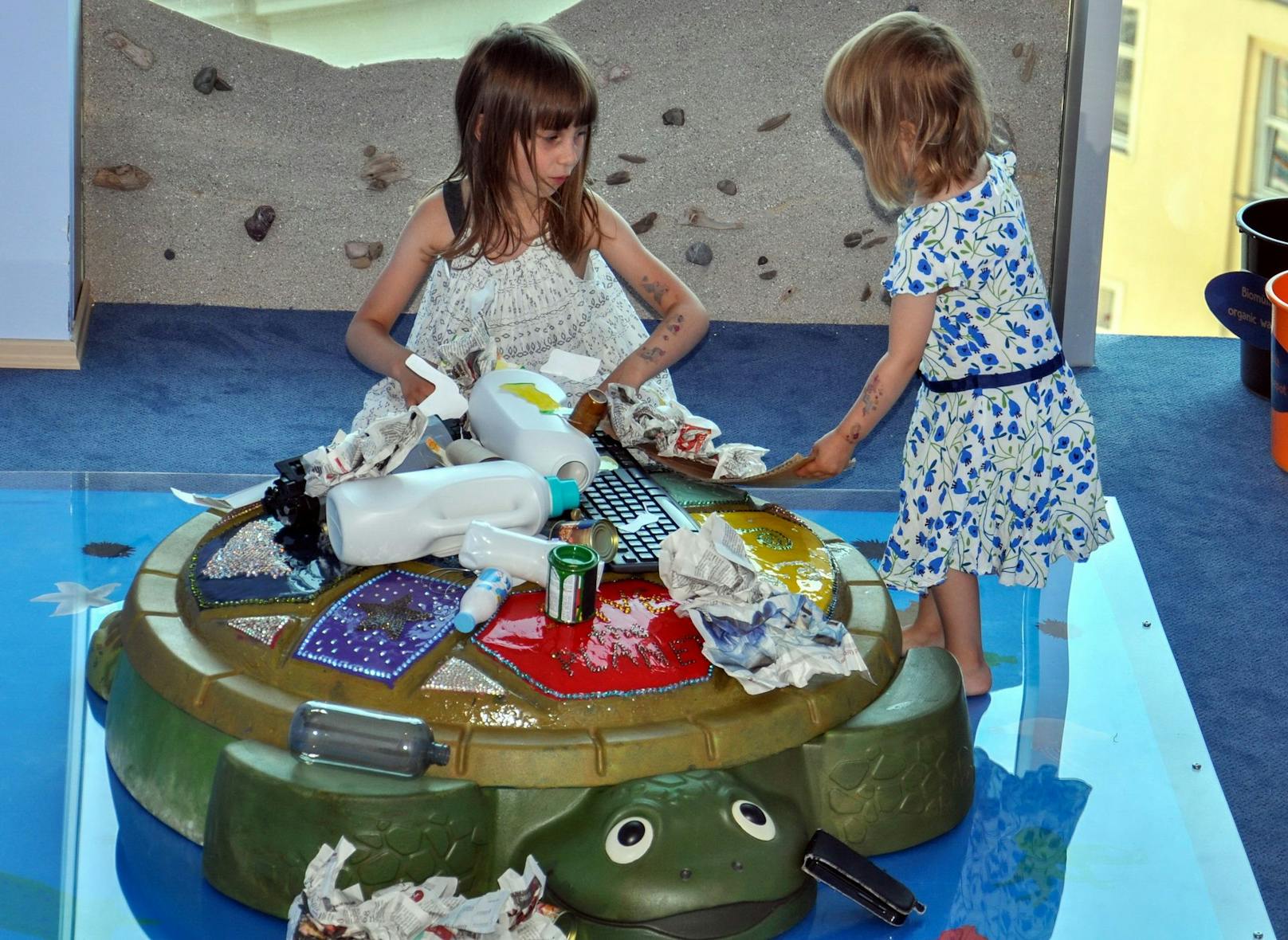 Die ganz Kleinen lernen bei einem Recycling-Spiel mit einer Meeresschildkröte korrekte Mülltrennung.