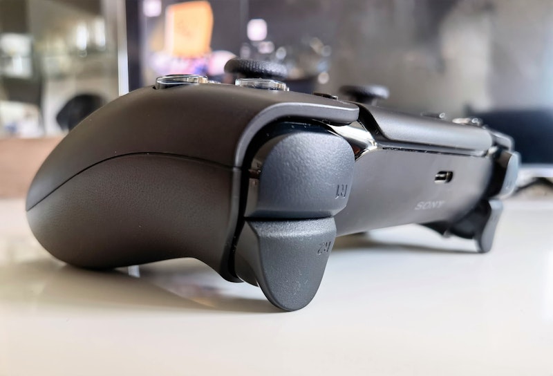 ...tritt aber der rote DualSense-Controller auf – für Freunde matter und dunkler Farben ist der neue schwarze Farbton das Nonplusultra.