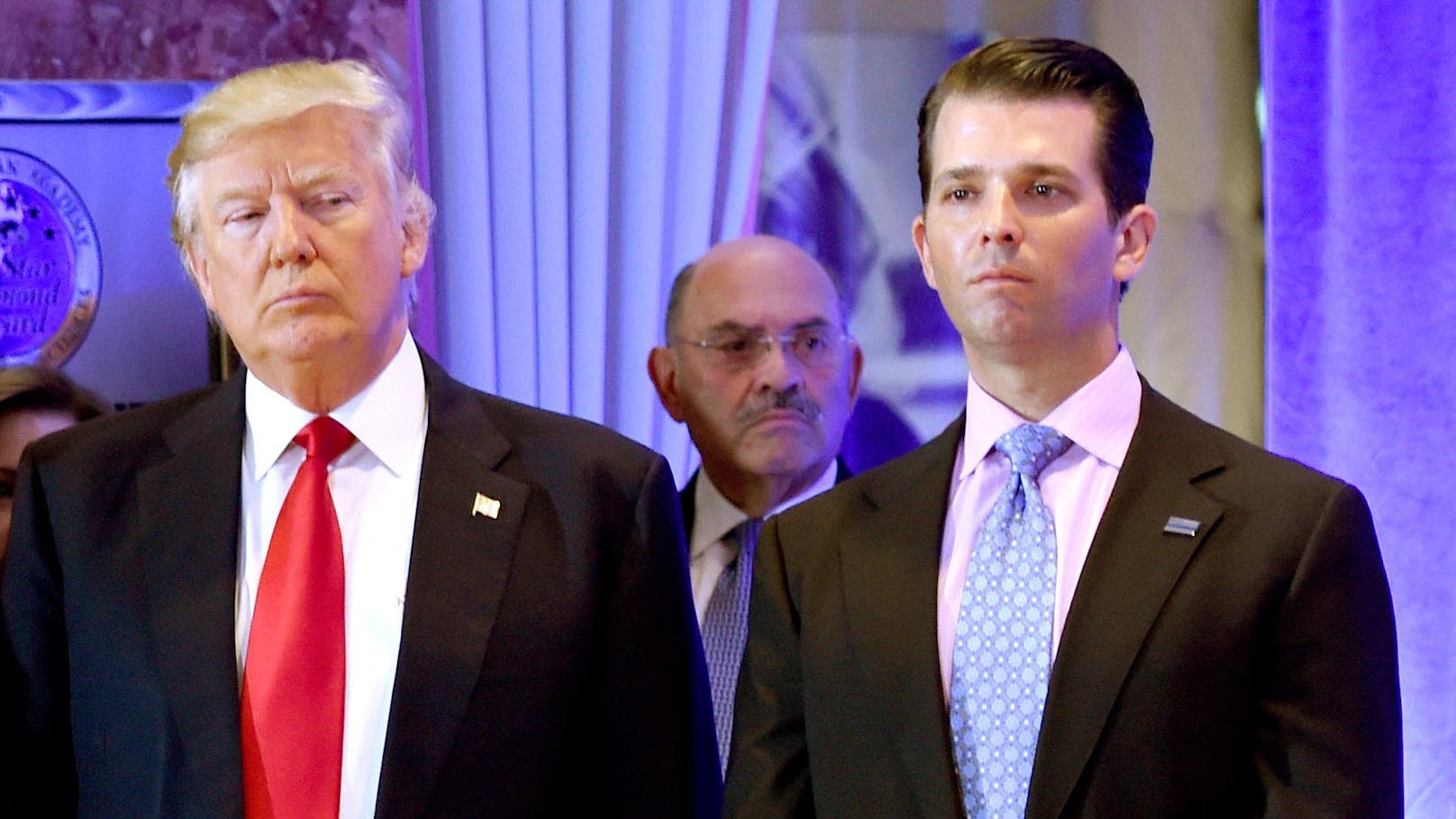 Bei den Vorwürfen geht es offenbar um Vergünstigungen für Spitzenmitarbeiter: Donald Trump, Allen Weisselberg und Donald Trump Jr (von links).