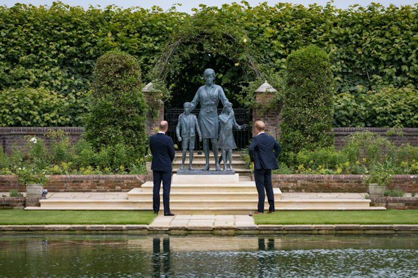 Die Statue im "Sunken Garden", Dianas Lieblingsplatz, symbolisiert ihre humanitäre Arbeit mit Kindern rund um die Welt.