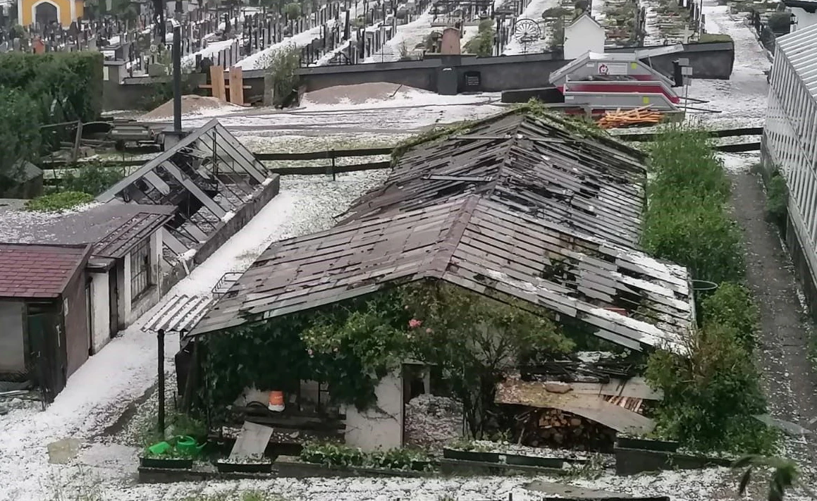 Hagelschäden nach einem schweren Unwetter in Altmünster am Traunsee (OÖ) am 22. Juni 2021.