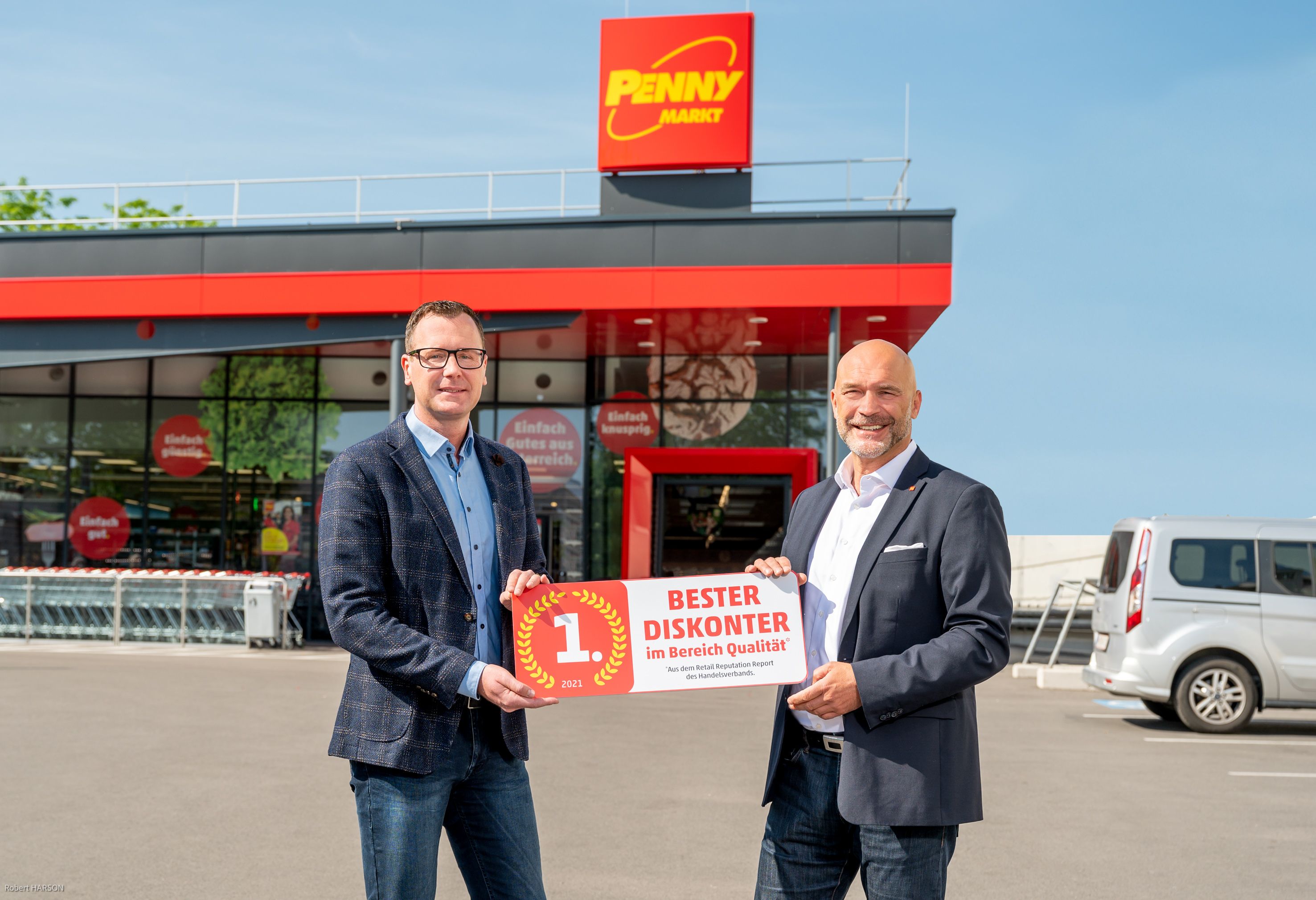 v.l.: Die PENNY Geschäftsführer Mario Märzinger und Ralf Teschmit freuen sich über die Auszeichnung als bester Diskonter Österreichs.  