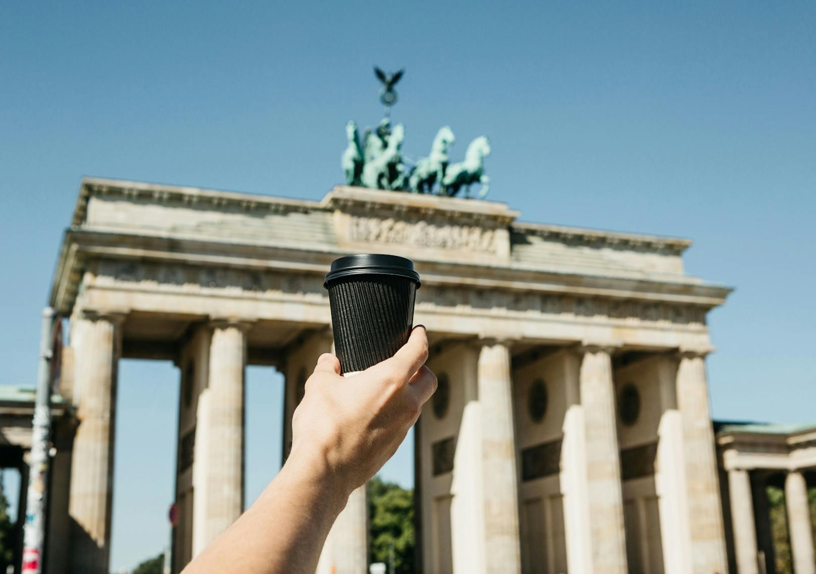 Wesentlich günstiger ist ein Cappuccino hingegen in <strong>Berlin</strong>. In der deutschen Hauptstadt werden dafür durchschnittlich<strong> 2,80 Euro</strong> fällig.