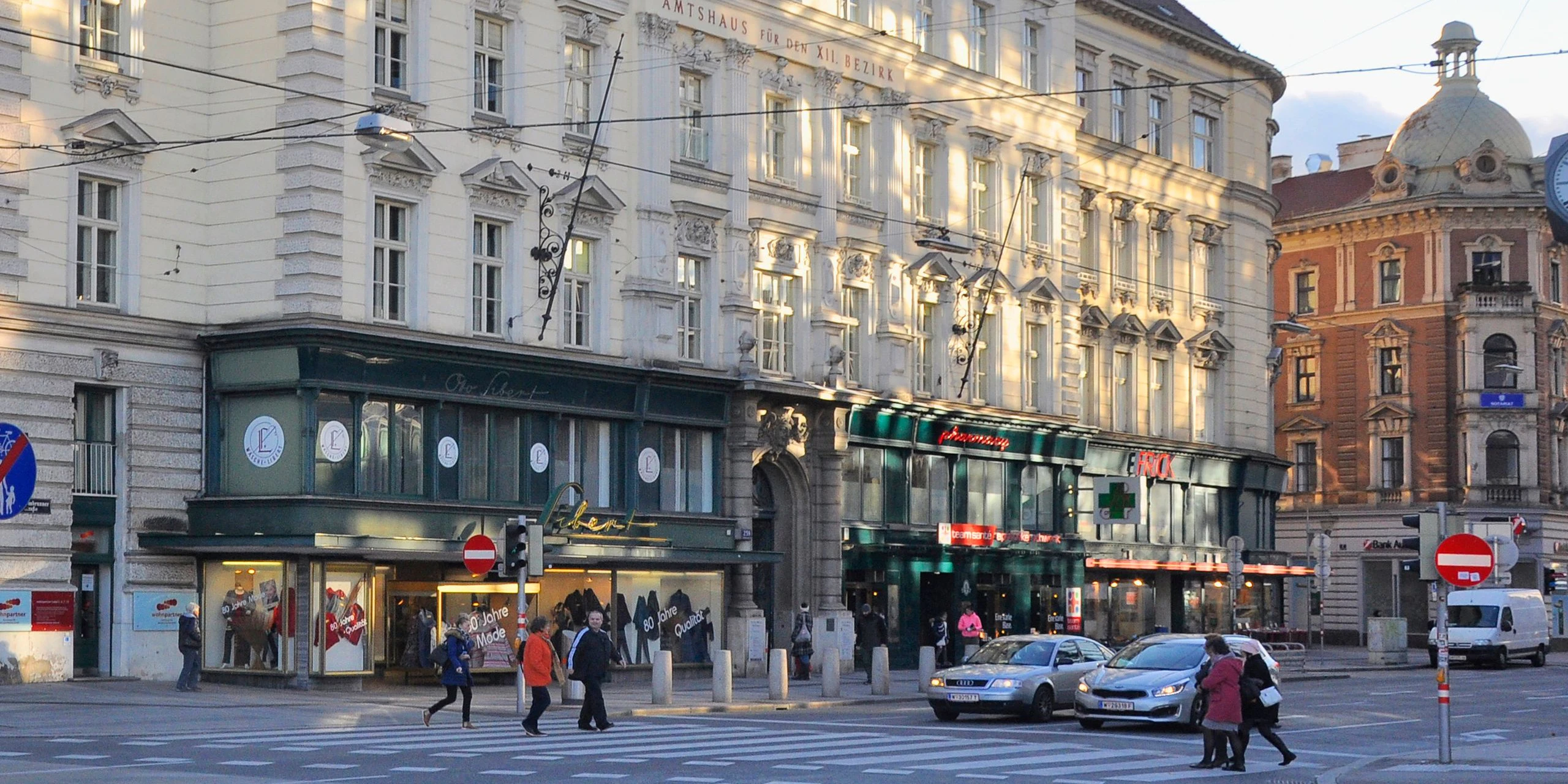 Die Schönbrunner Straße auf Höhe des Bezirksamts (Symbolbild)