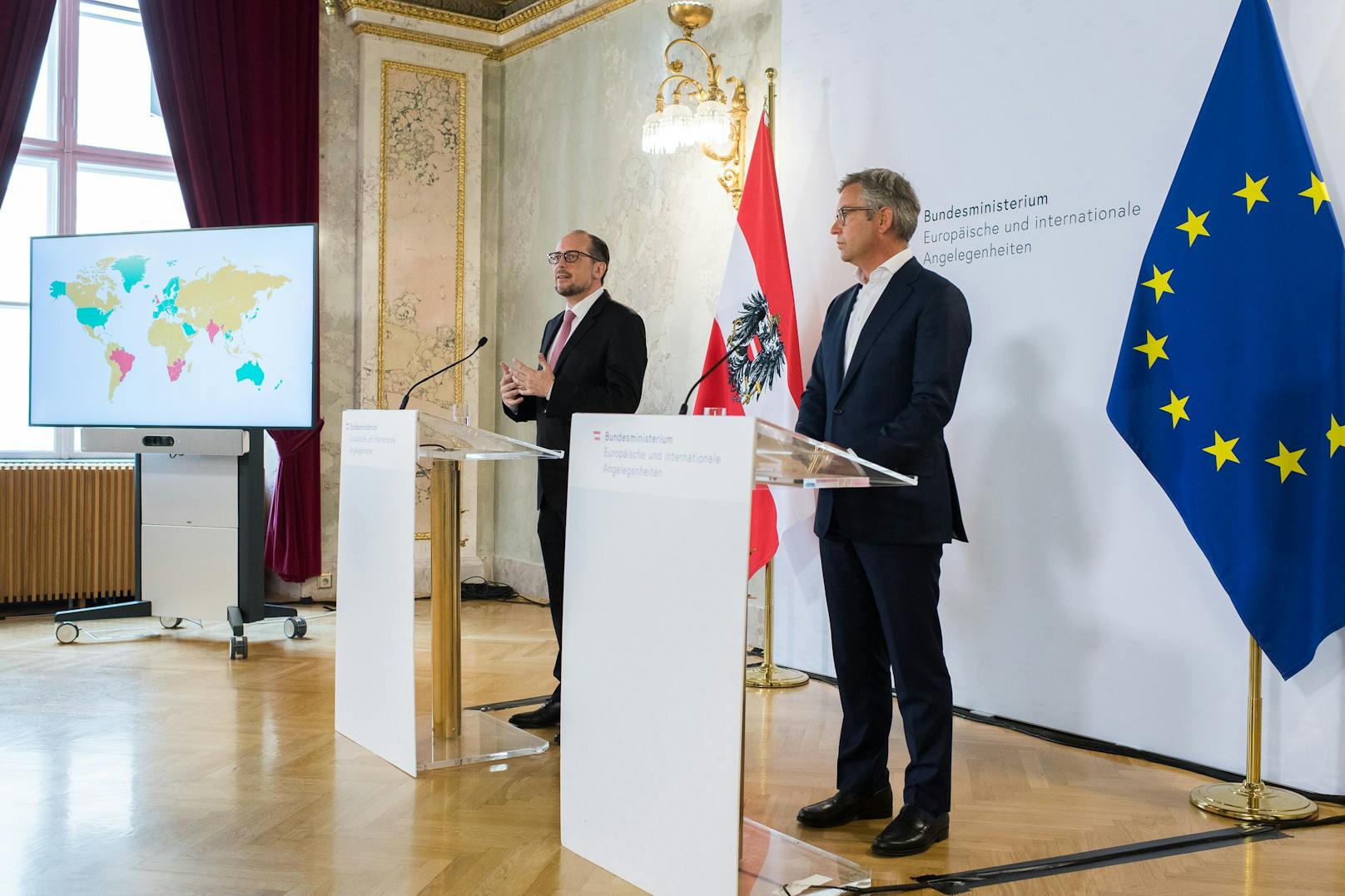 Am 1. Juli 2021 hat Außenminister Alexander Schallenberg (l.) gemeinsam mit Staatssekretär Magnus Brunner die Aufhebung der weltweiten Reisewarnungen verkündet.