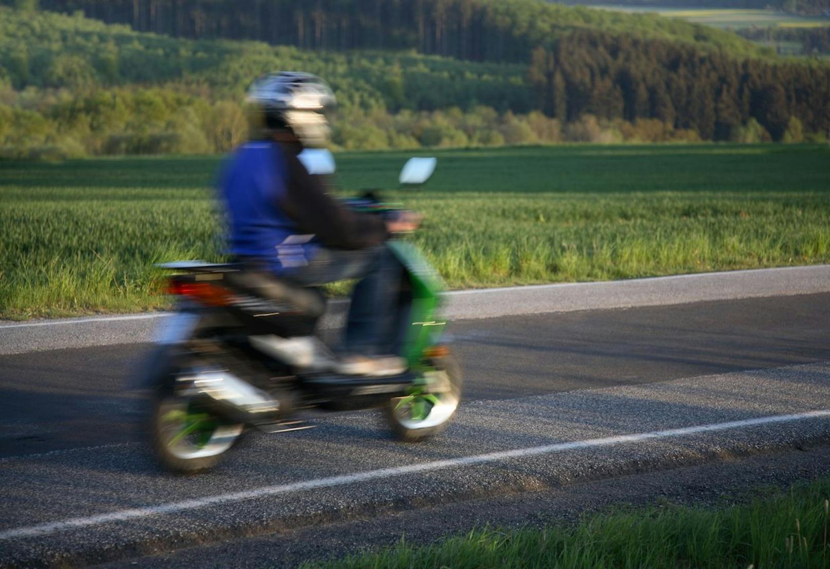 Ein Jugendlicher auf einem Moped. Symbolbild
