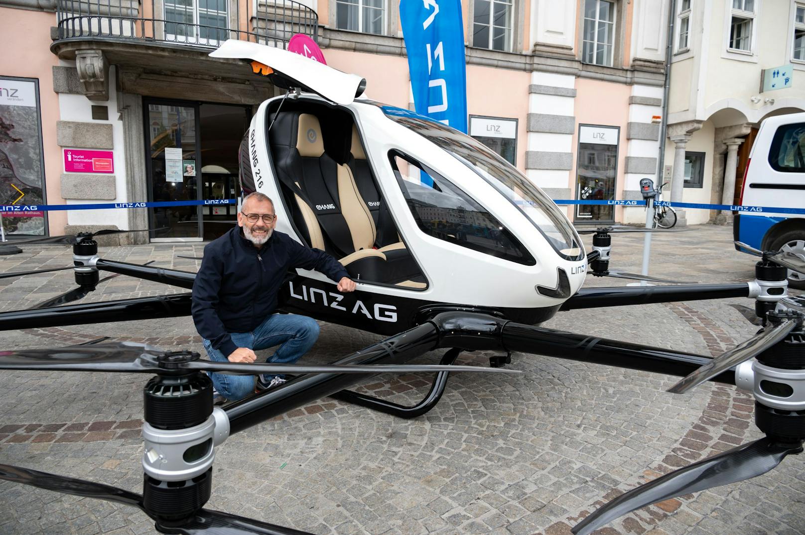 Am Hauptplatz ist die Drohne der Linz AG zu bewundern.