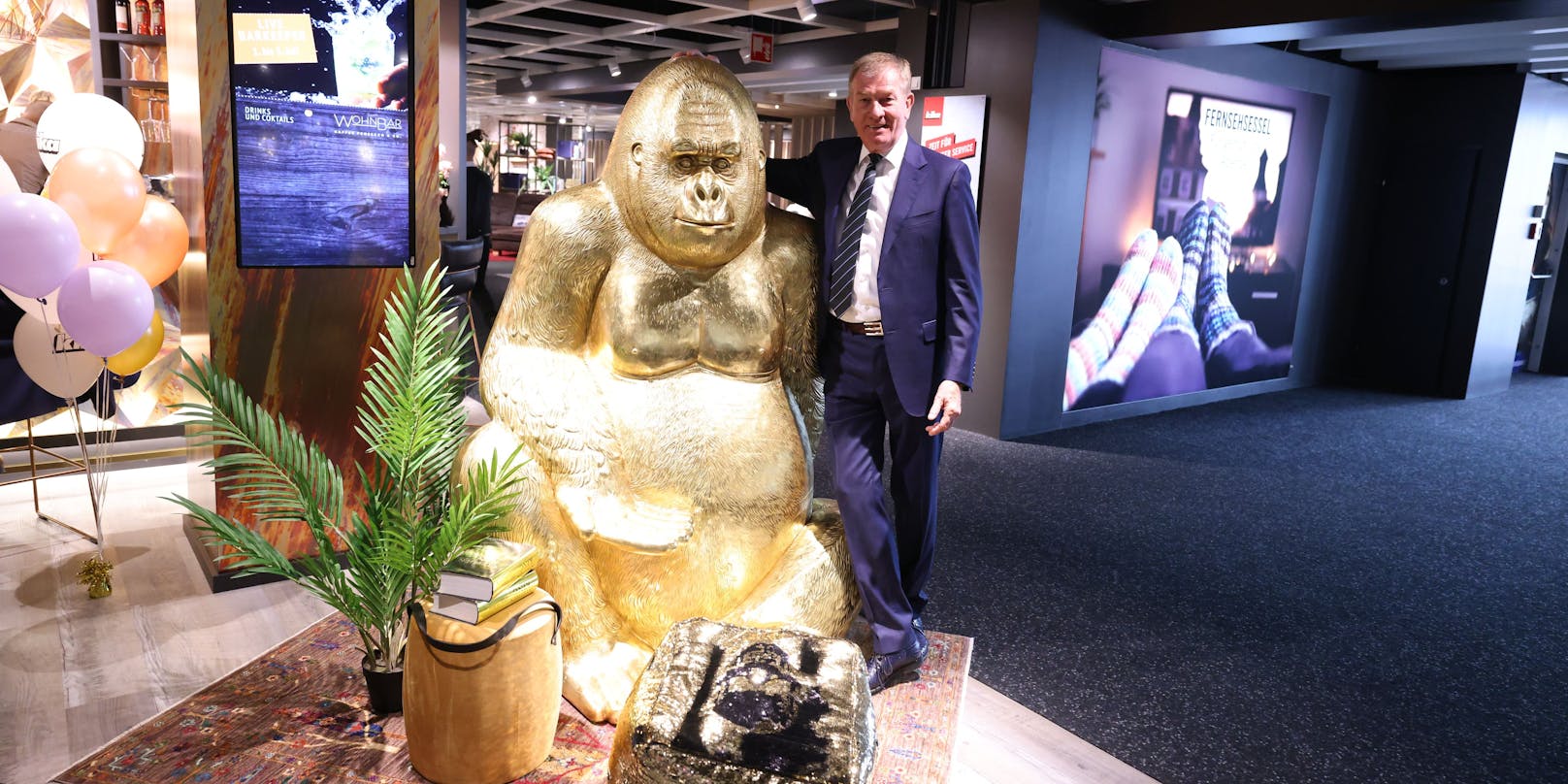 Reinhold Gütebier (68) bleibt Kika/Leiner-Boss, hat um weitere drei Jahre verlängert. Und ja, den Gold-Gorilla im Bild kann man um 2.700 Euro kaufen.