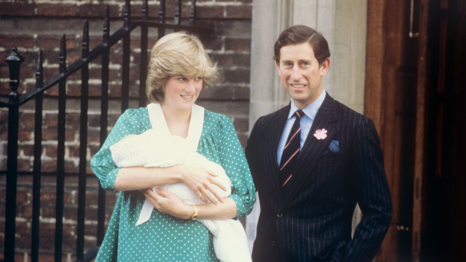 21. Juni 1982. Das erste Foto von Diana mit ihrem Prinz William.