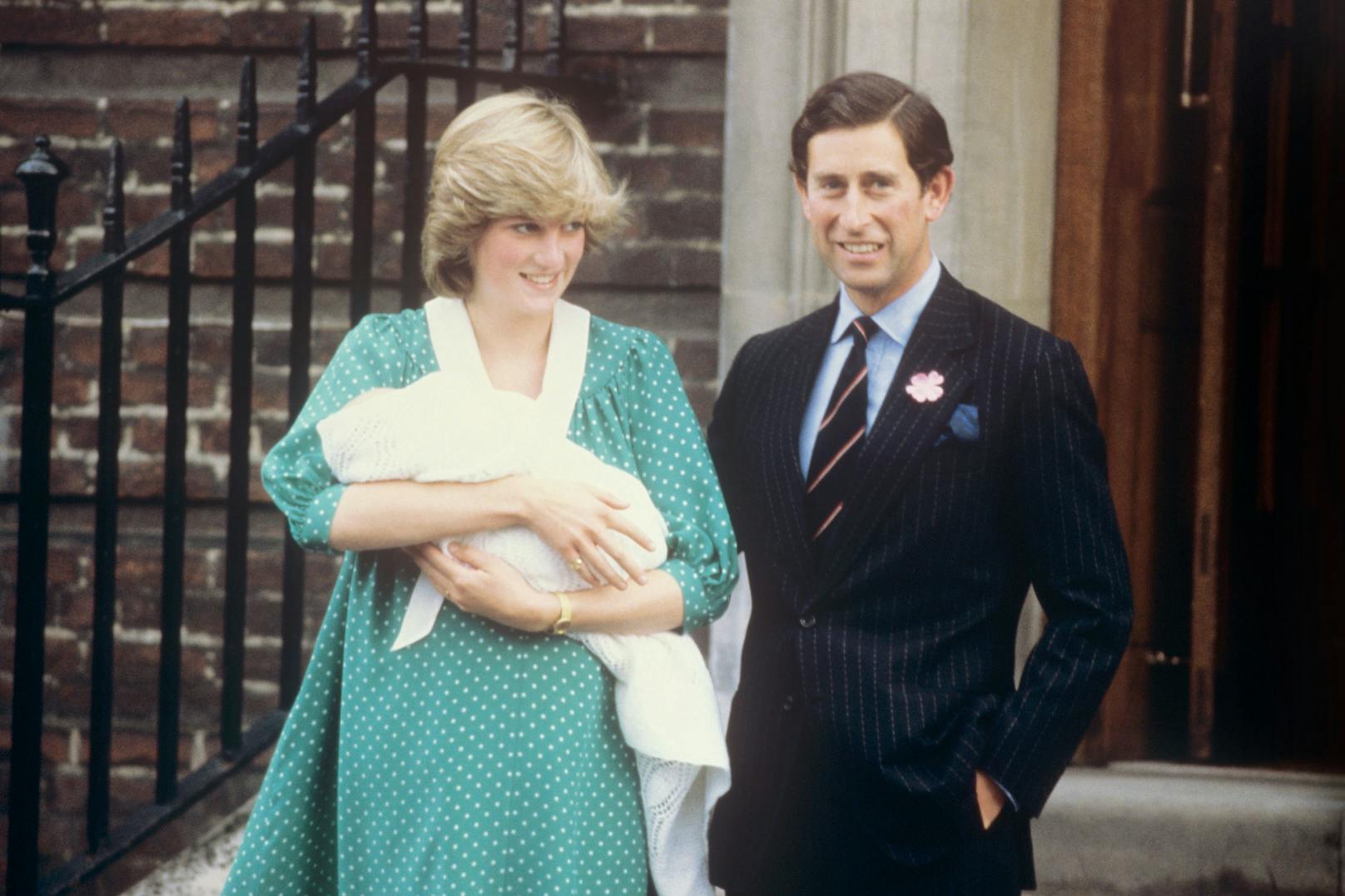 21. Juni 1982. Das erste Foto von Diana mit ihrem Prinz William.