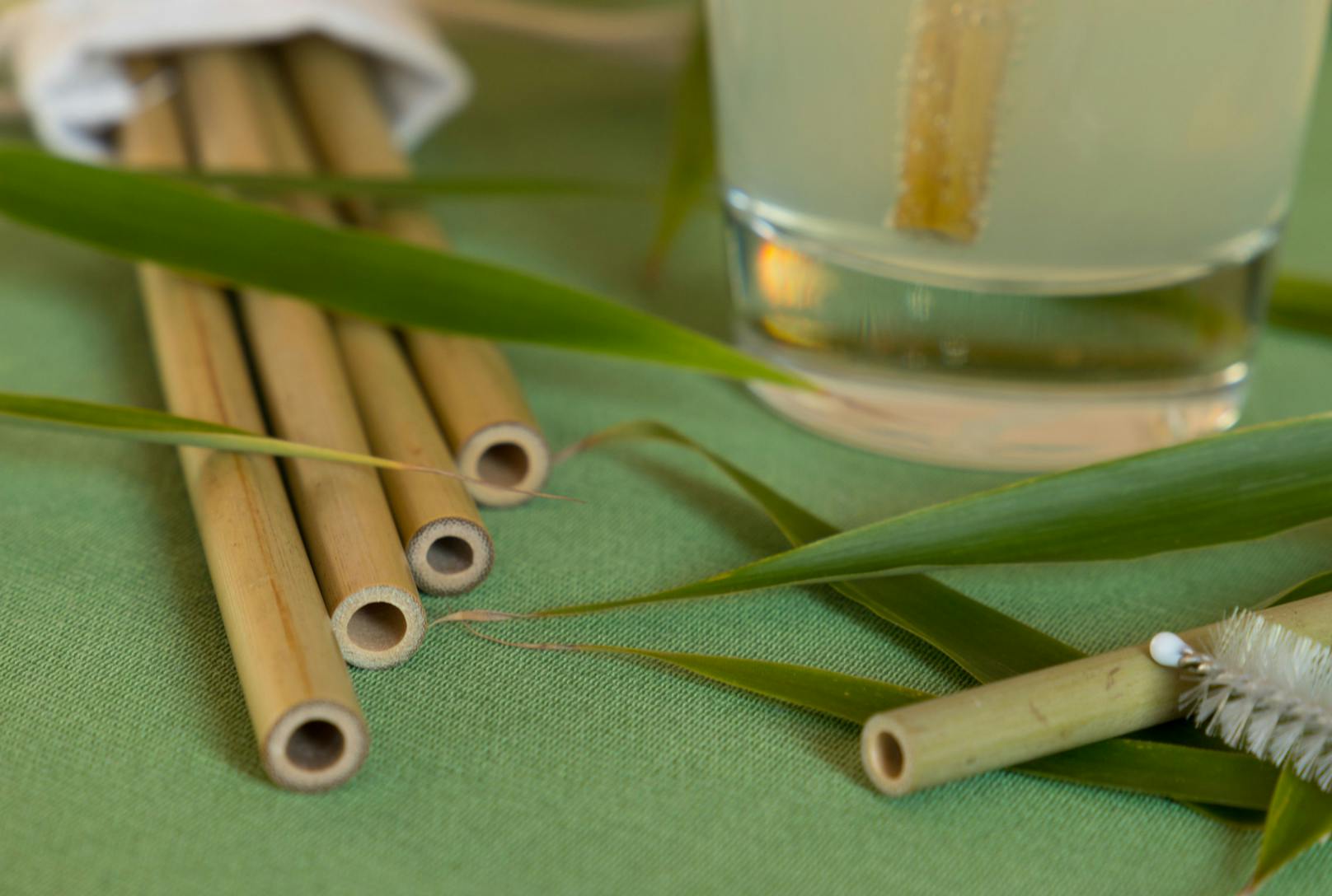 <strong>Bambus-Strohhalm:&nbsp;</strong>Trinkhalme aus Bambus sind die kurzlebigste Variante der wiederverwendbaren Strohhalme. Sie gibt es nicht gebogenen oder gefärbten, sondern nur so, wie sie in der Natur wachsen. Das Naturprodukt kommt zwar mit einem Beigeschmack daher, ist dafür aber bruchsicher.