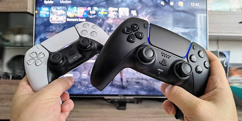 <em>"Heute"</em> konnte sich den schwarzen DualSense-Controller mit dem Preis von rund 70 Euro genauer betrachten. Er sieht gleichzeitig edel und klassisch aus, erinnert mit seinem matten Schwarz sehr an den Dualshock-Vorgänger.