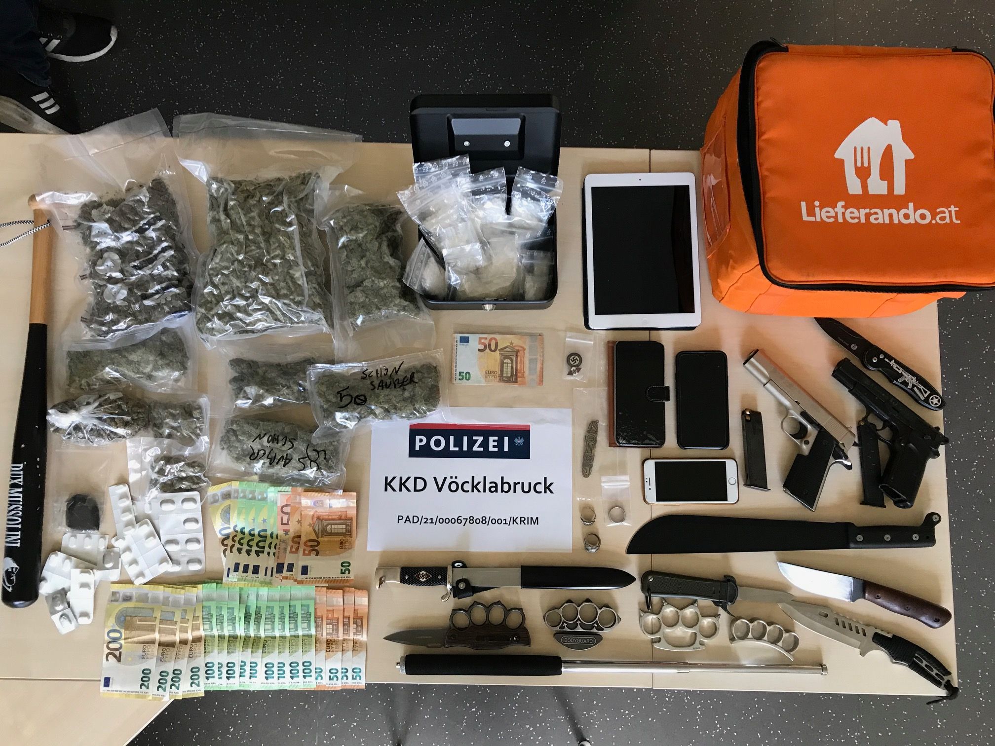 Drogen, Waffen und viel Bargeld wurden von der Polizei sichergestellt.