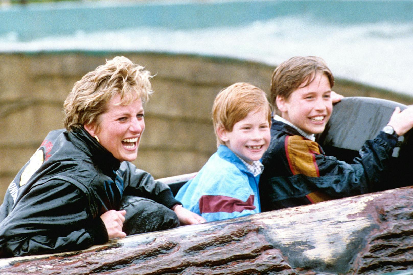 Da war die Welt noch in Ordnung! Diana mit ihren Söhnen in einem Freizeitpark.