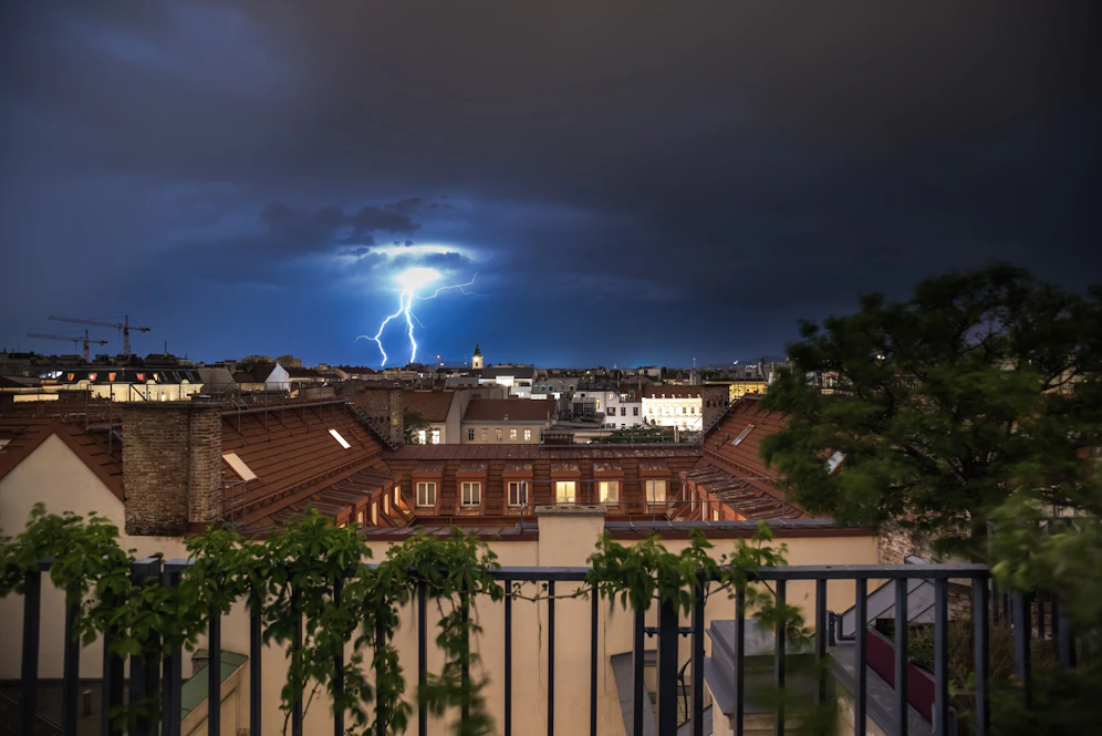 Auch die kommenden Tage verfolgen uns teils heftige Gewitter mit Blitz und Donner.