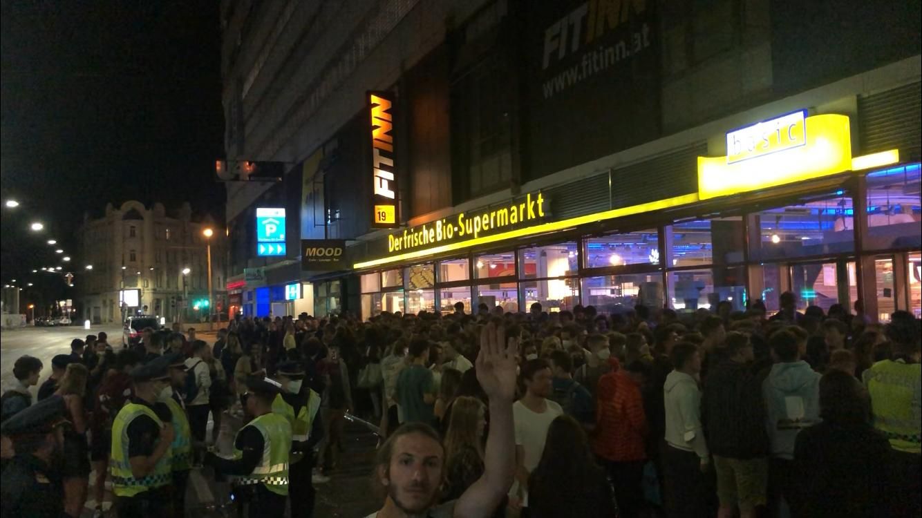Hunderte Menschen standen in Party-Schlange auf der Schönbrunner Straße.