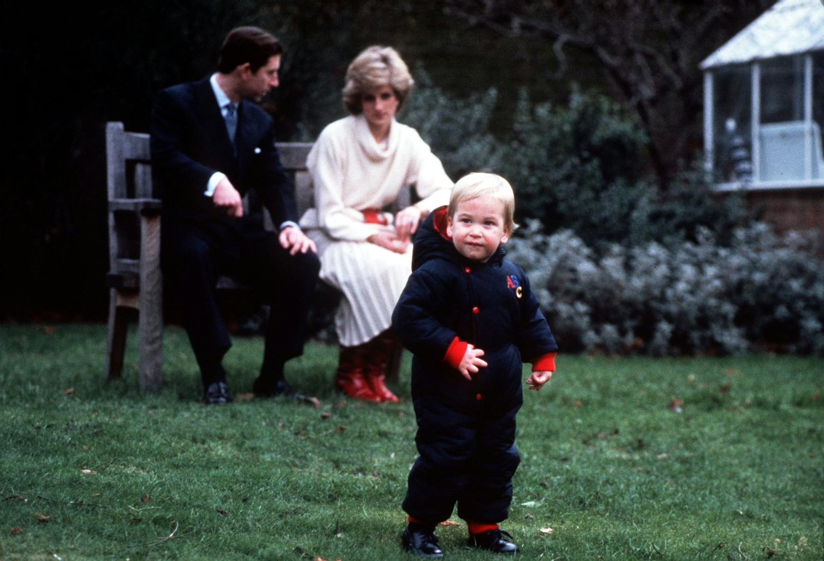 Prinz William mit 18 Monaten – sehr neugierig erkundet er den Garten des Palastes.
