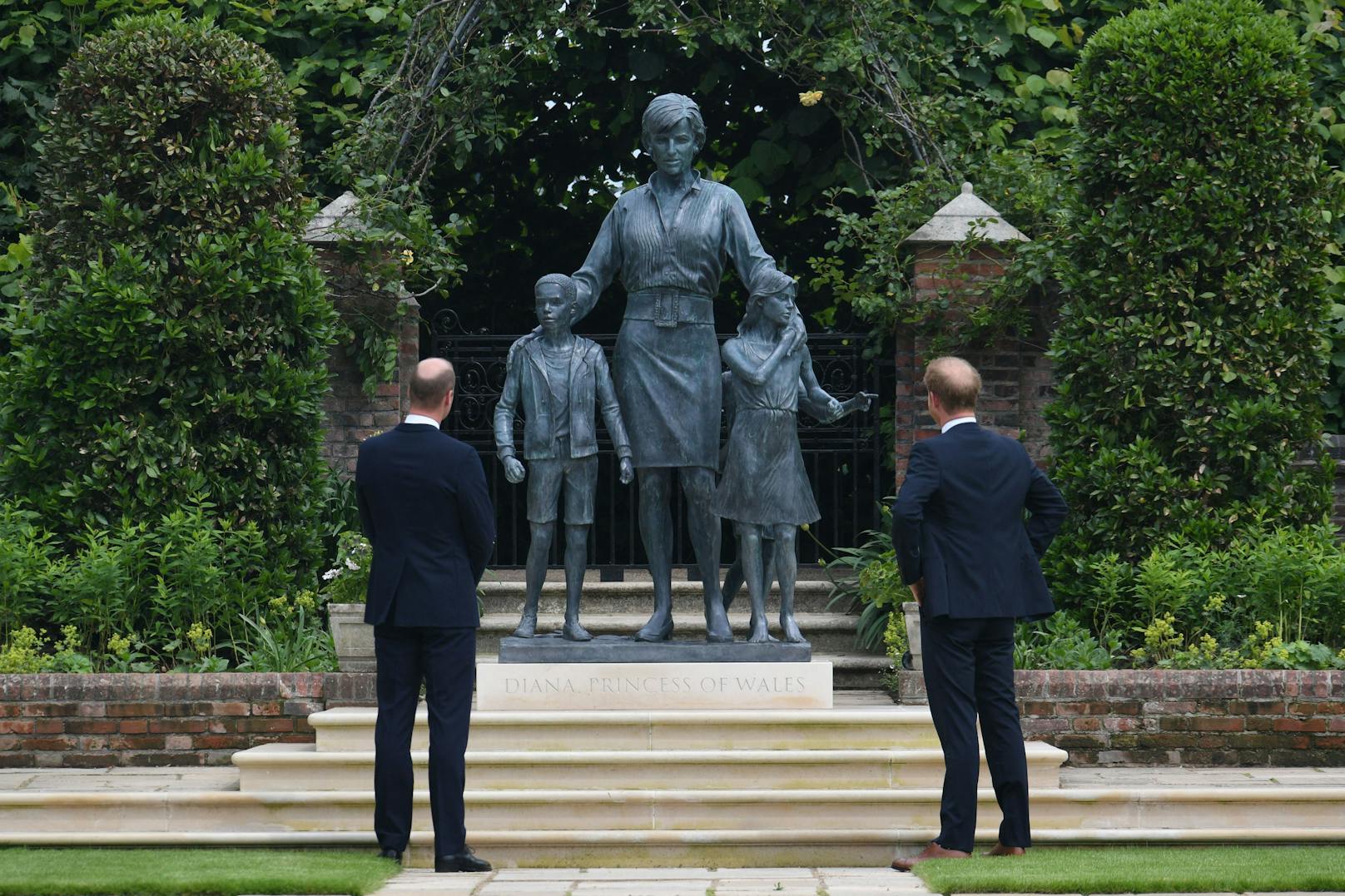 William und Harry vor der Diana-Statue