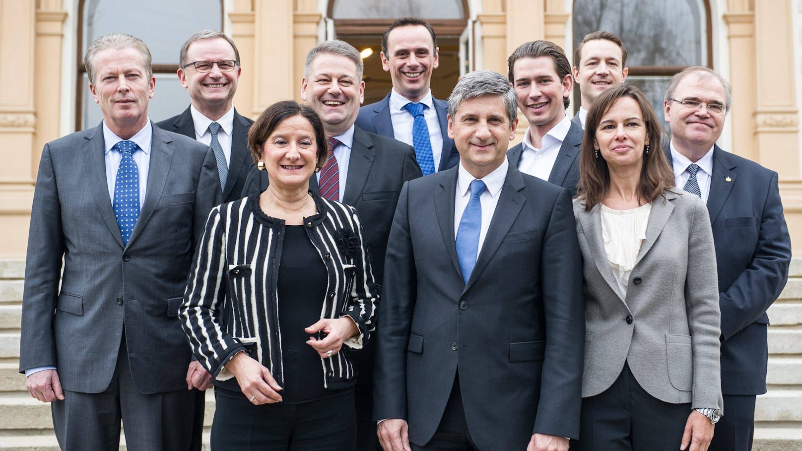 2014 muss Kurz als Außenminister bei der Präsentation des neuen ÖVP-Teams noch hinter der damaligen Innenministerin Johanna Mikl-Leitner, Vizekanzler Michael Spindelegger und Familienministerin&nbsp;Sophie Karmasin in der zweiten Reihe stehen.