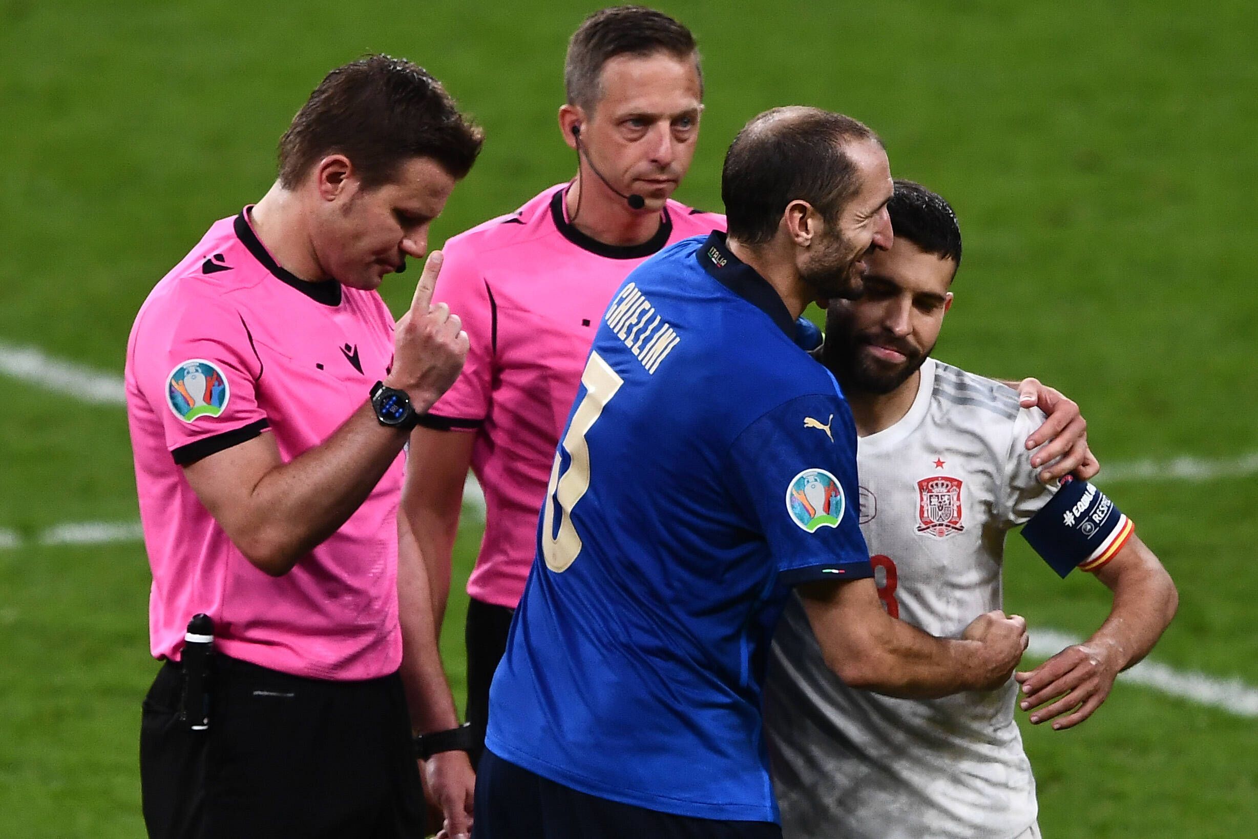 Giorgio Chiellini und Jordi Alba bei der legendären Seitenwahl. 