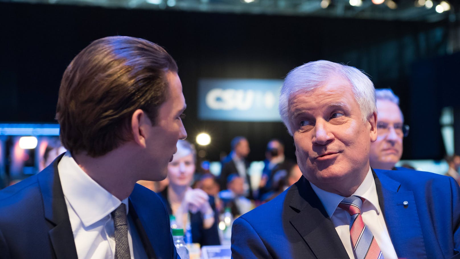 Kurz mit Horst Seehofer, dem bayrischen Ministerpräsident und Parteivorsitzende der CSU am CSU Parteitag 2016 in München.  