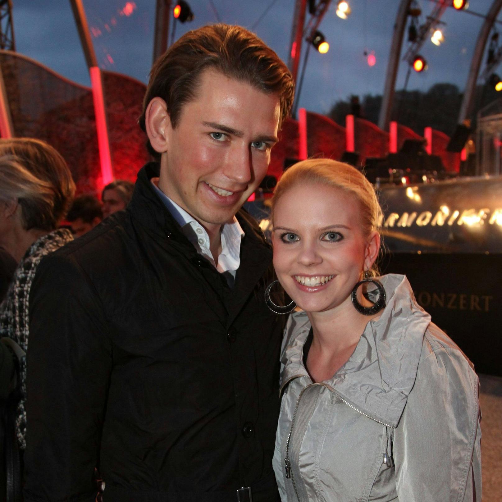 Seit jeher an seiner Seite ist Freundin Susanne. Im Bild das junge Paar beim Sommernachtskonzert 2011&nbsp;im Schönbrunner Schlosspark.