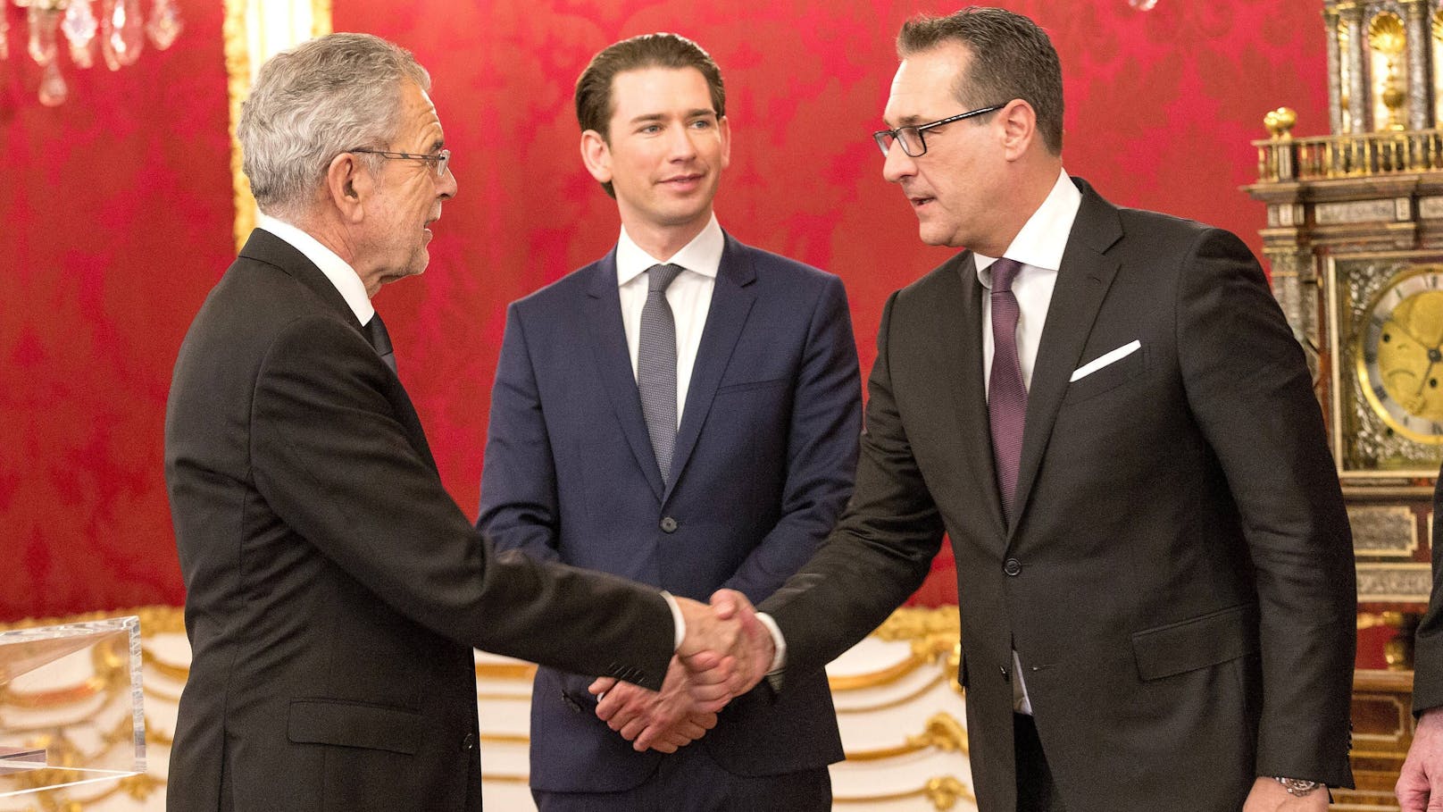 Am 8. Jänner 2018 wurden Sebastian Kurz und der damalige FPÖ-Chef Heinz Christian-Strache von Bundespräsident Alexander van der Bellen als Kanzler und Vizekanzler angelobt.