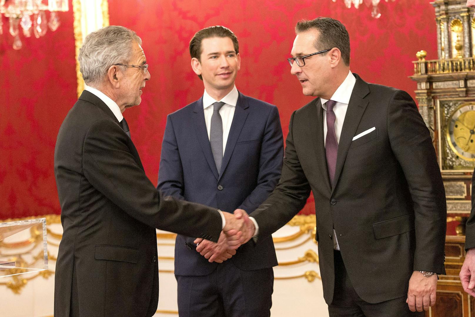 Am 8. Jänner 2018 wurden Sebastian Kurz und der damalige FPÖ-Chef Heinz Christian-Strache von Bundespräsident Alexander van der Bellen als Kanzler und Vizekanzler angelobt.