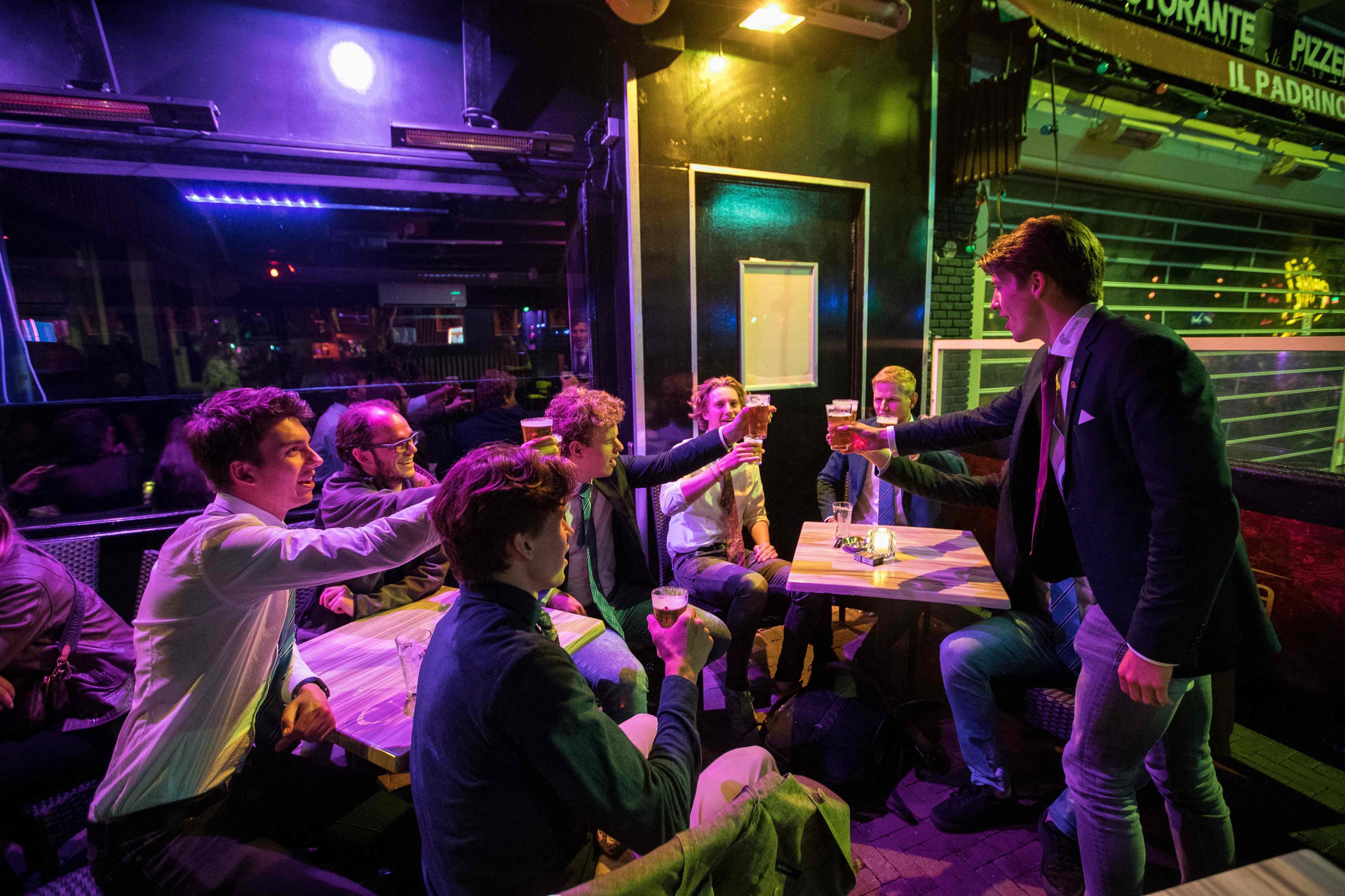 Lokale in Amsterdam müssen nun um Mitternacht wieder schließen.