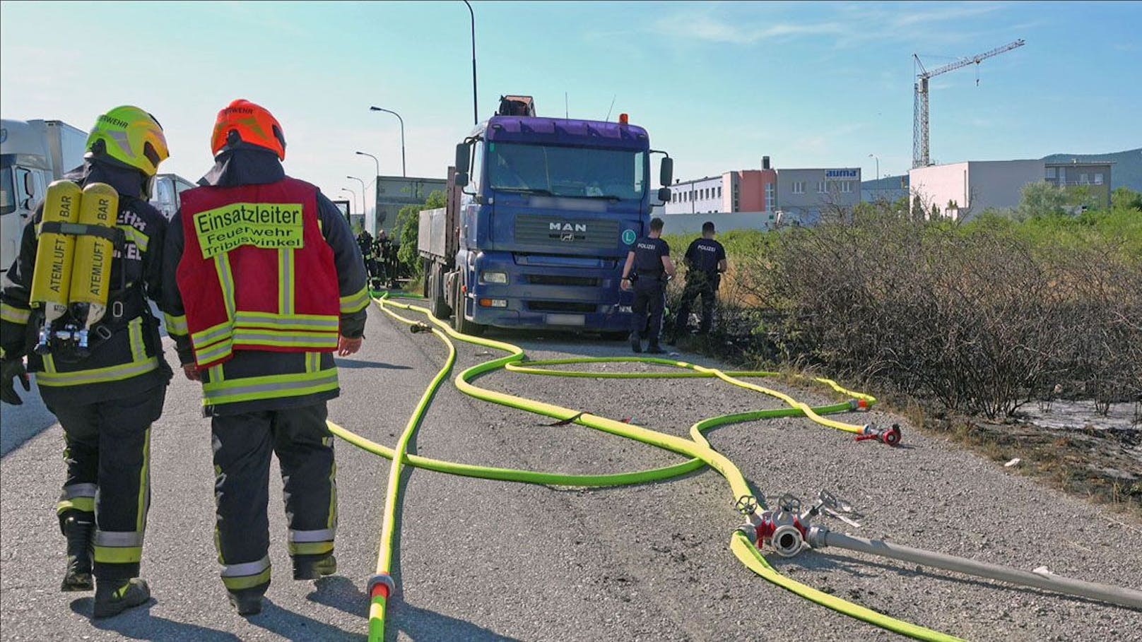 Flurbrand: Flammen drohten auf Lkw überzugreifen