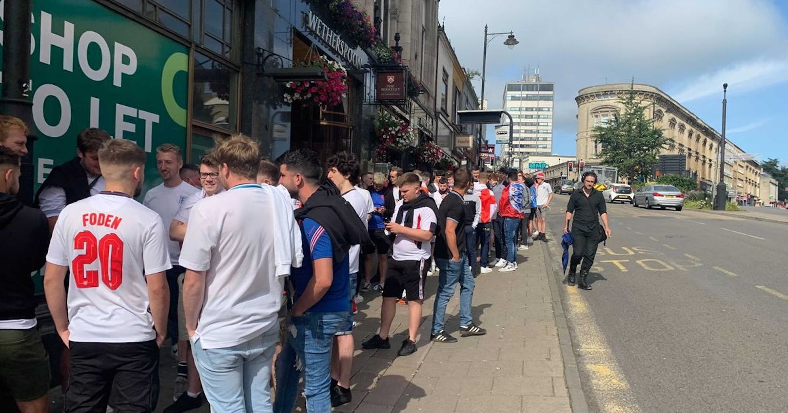 England-Fans stehen Schlange vor dem Pub