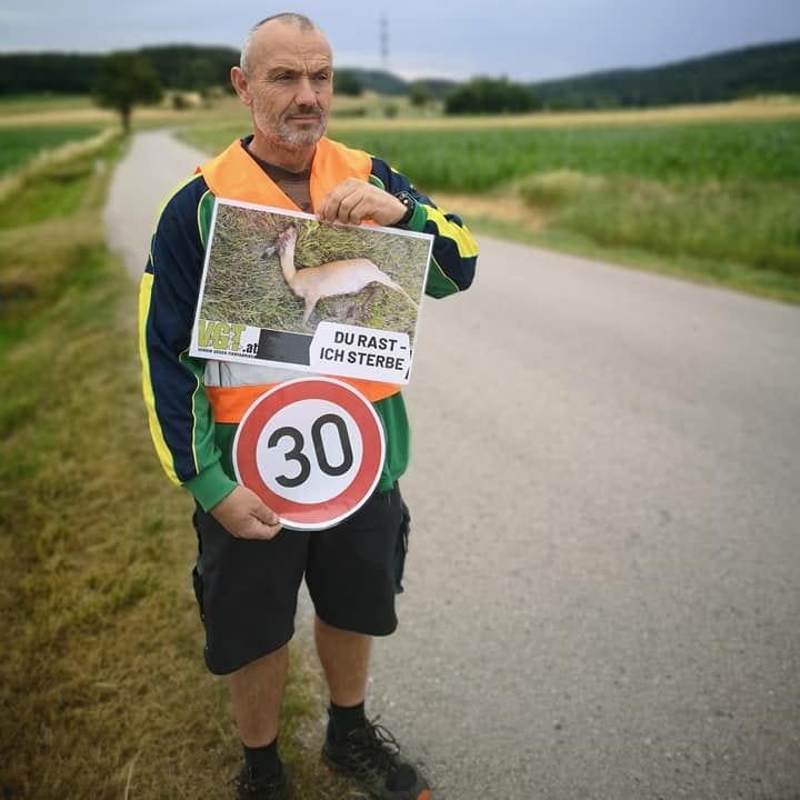 Bürger appellieren mit Schilder langsam zu fahren.