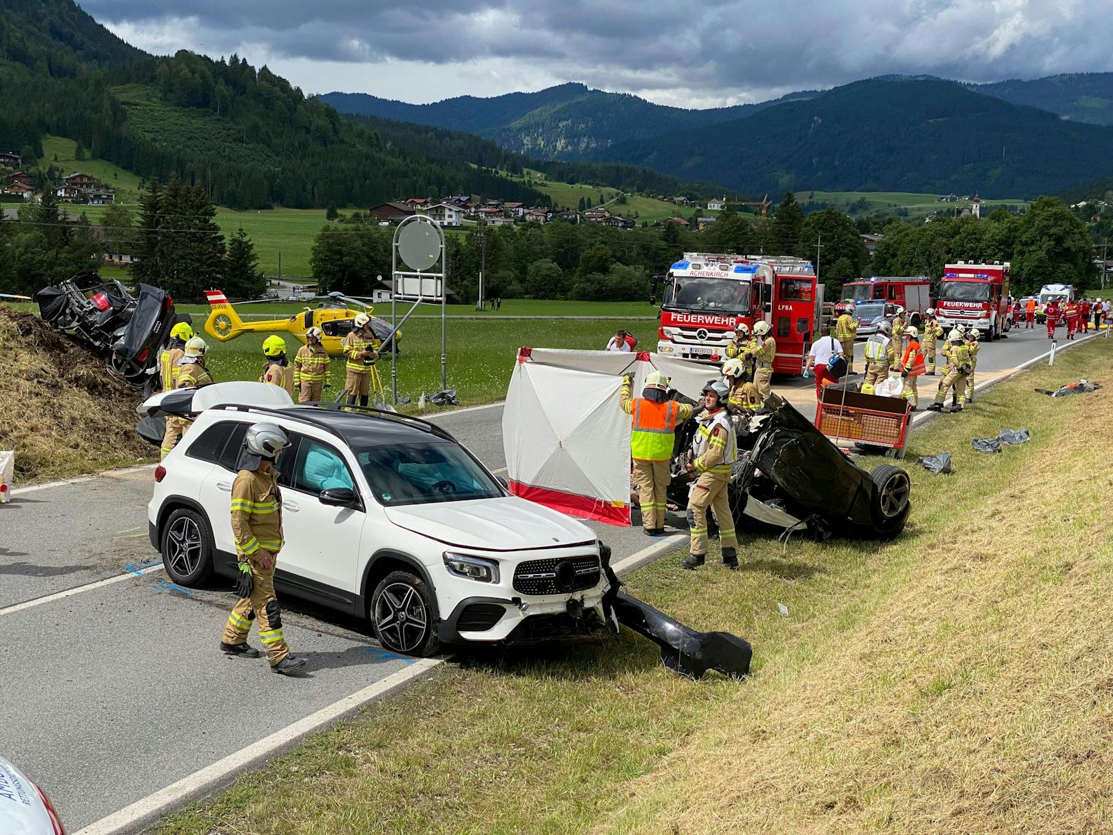 Toter bei Verkehrsunfall mit drei Autos in Tirol
