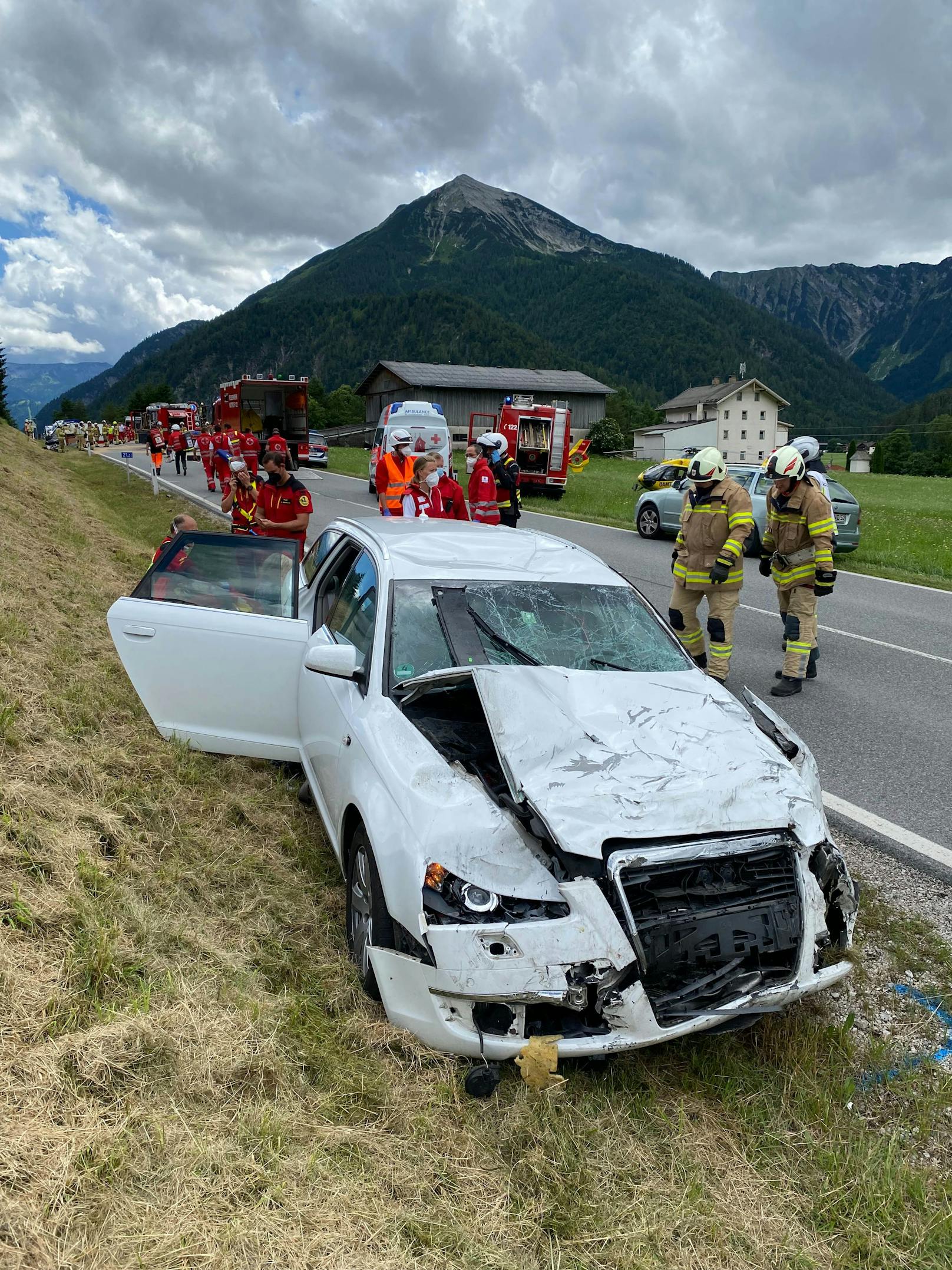Schwerer Verkehrsunfall in Achenkirch (Bezirk Schwaz) fordert ein Todesopfer und mehrere Verletzte