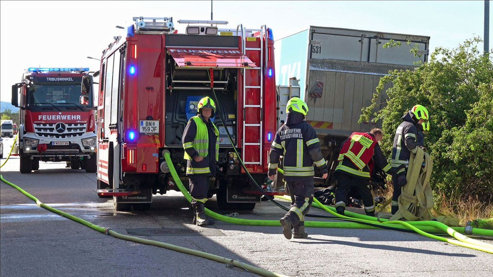 Flurbrand: Flammen drohten auf Lkw überzugreifen