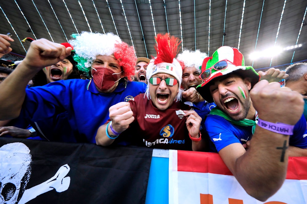 Tifosi jubeln in London über den zweiten EM-Titel Italiens nach 1968.&nbsp;