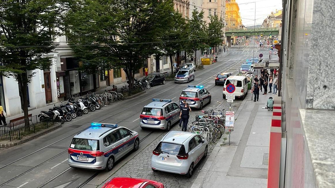 Heute.at - Eklat in Wien! Mann schlägt mit Faust auf Beamtin ein