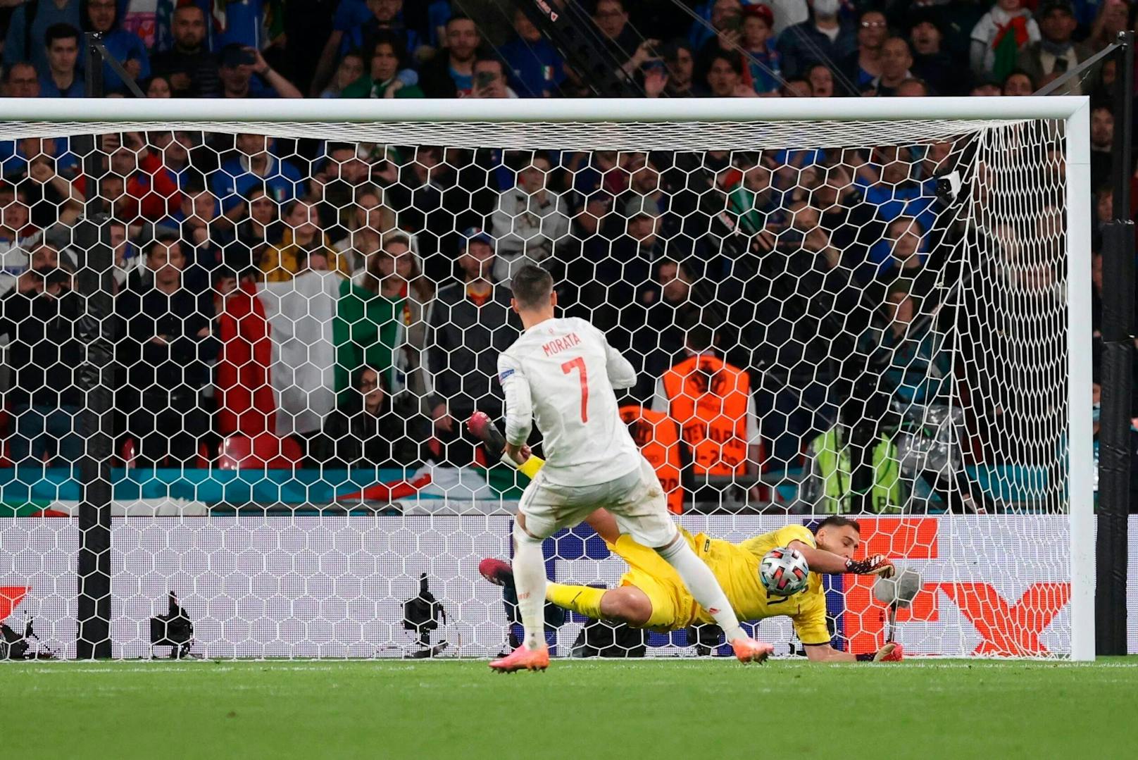 Im Halbfinale setzte sich Italien im Elferschießen gegen Spanien durch. Goalie Donnarumma wurde zum großen Helden.