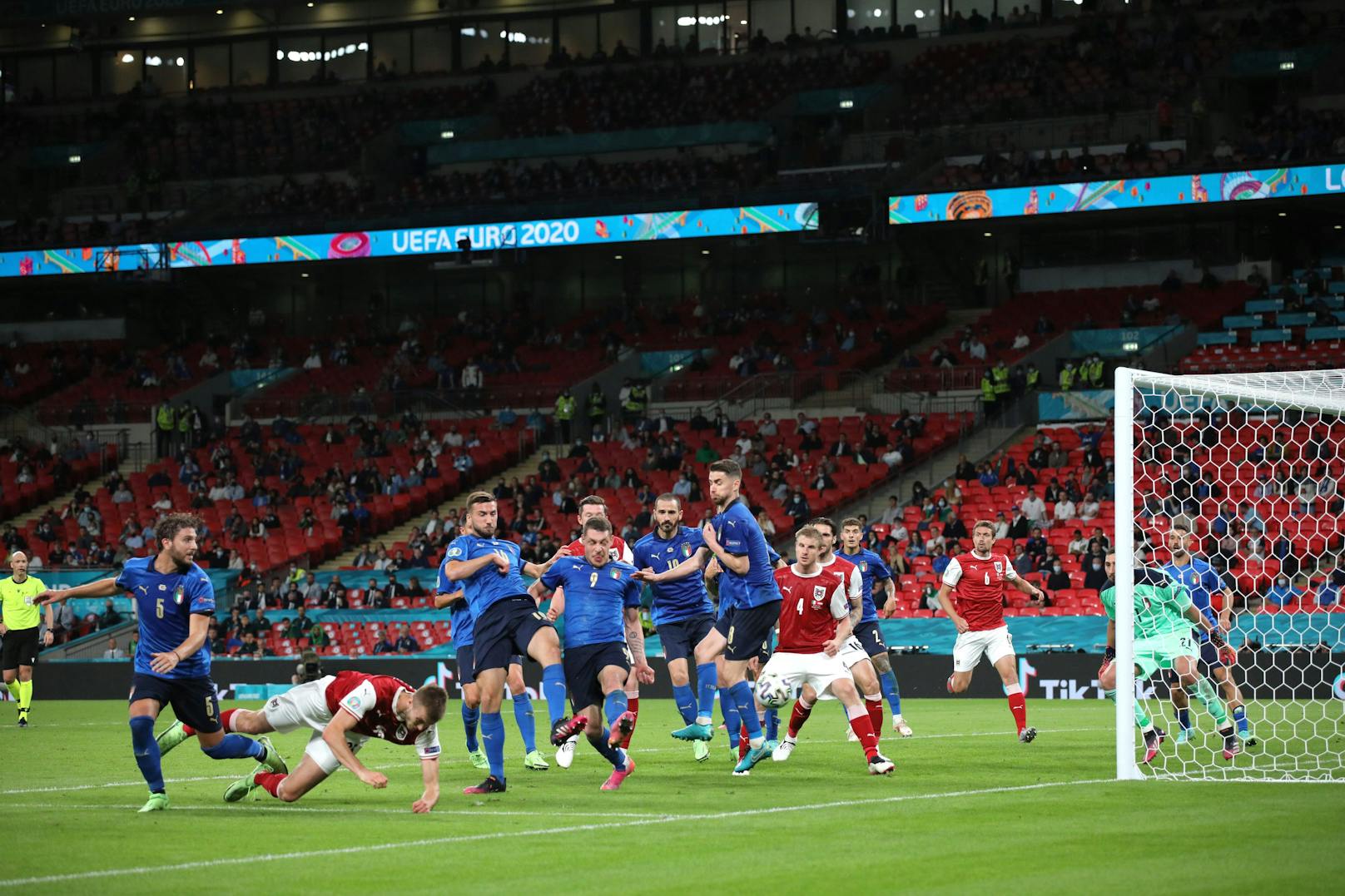 Im Achtelfinale traf Italien auf Österreich – und hatte große Mühe. Erst in der Verlängerung gewann die "Squadra Azzurra" mit 2:1.