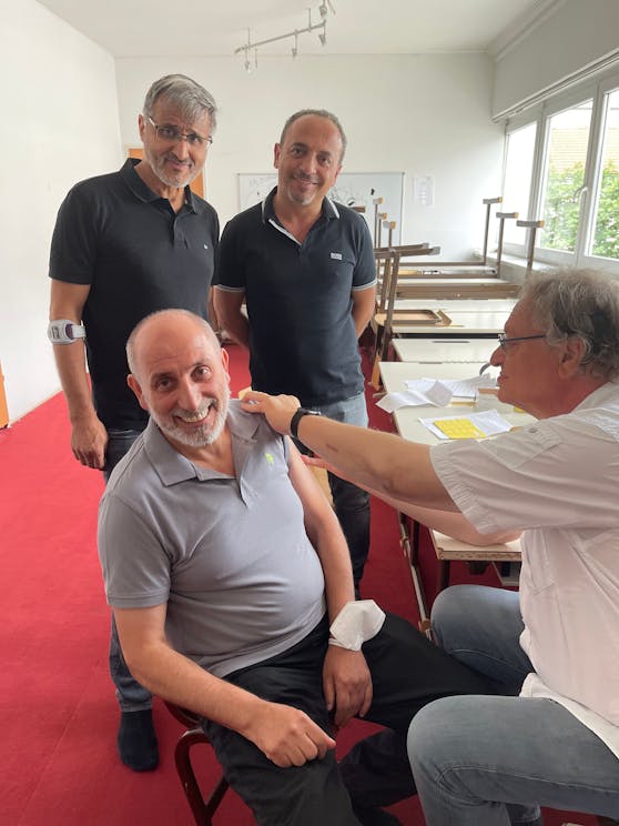 Hausarzt Dr. Max Wudy mit Obmann A. Aydin und Empfänger von Coronaimpfung