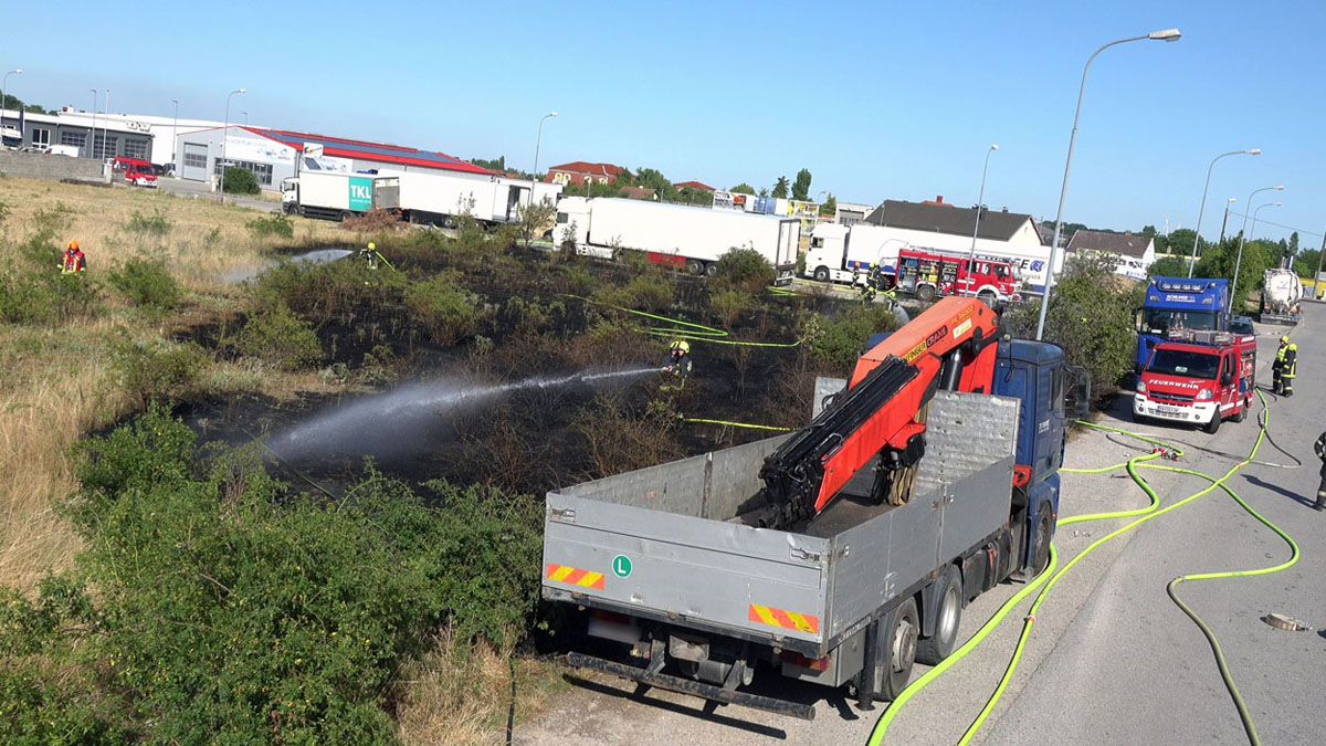 Flurbrand: Flammen drohten auf Lkw überzugreifen