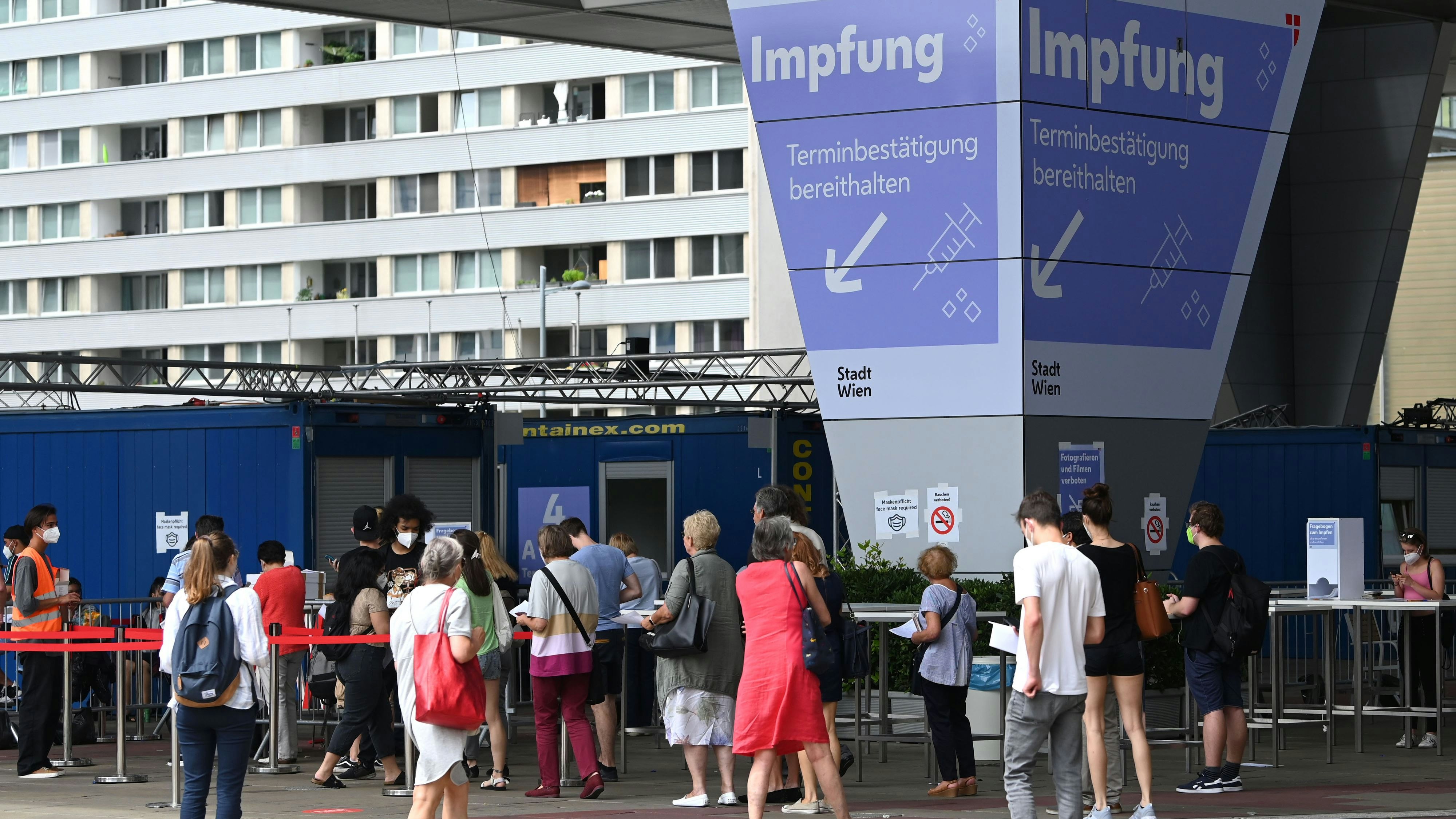 Download von www.picturedesk.com am 11.07.2021 (16:04).  ABD0099_20210705 - WIEN - ÖSTERREICH: ++ THEMENBILD ++ ZU APA0240 VOM 4.7.2021 - Illustration zum Thema Corona-Impfung / Covid-Impfung / Impfstraße. Im Bild: Die Situation bei der Impfstraße im Austria Center Vienna aufgenommen am Montag, 5. Juli 2021, in Wien. - FOTO: APA/HELMUT FOHRINGER - 20210705_PD2164 - Rechteinfo: Rights Managed (RM)