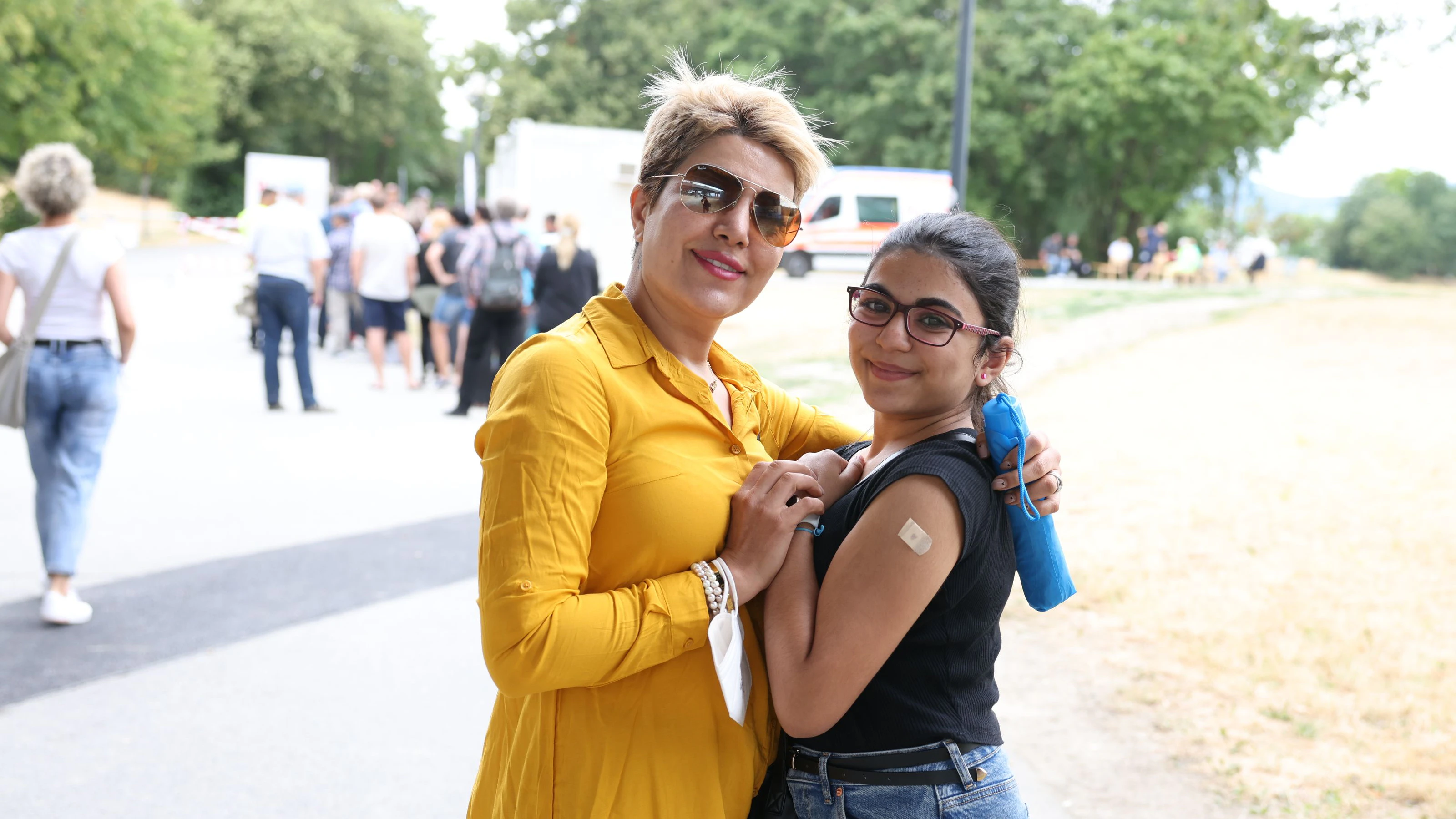 Atrin (12) und Mama Azar (44) ließen sich am Sonntag in der Impfbox auf der Donauinsel gegen Corona impfen.