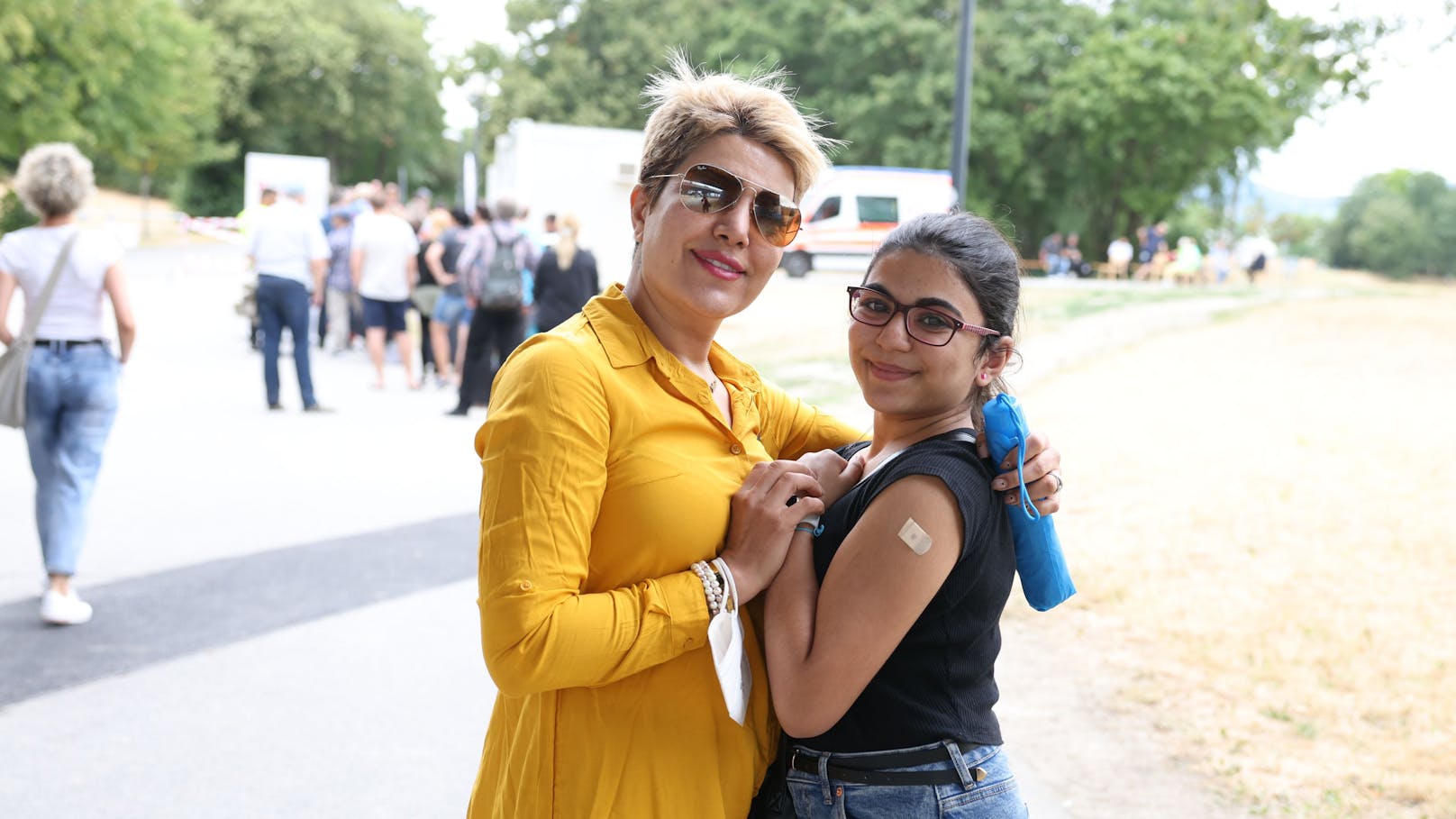 Atrin (12) und Mama Azar (44) ließen sich am Sonntag in der Impfbox auf der Donauinsel gegen Corona impfen.