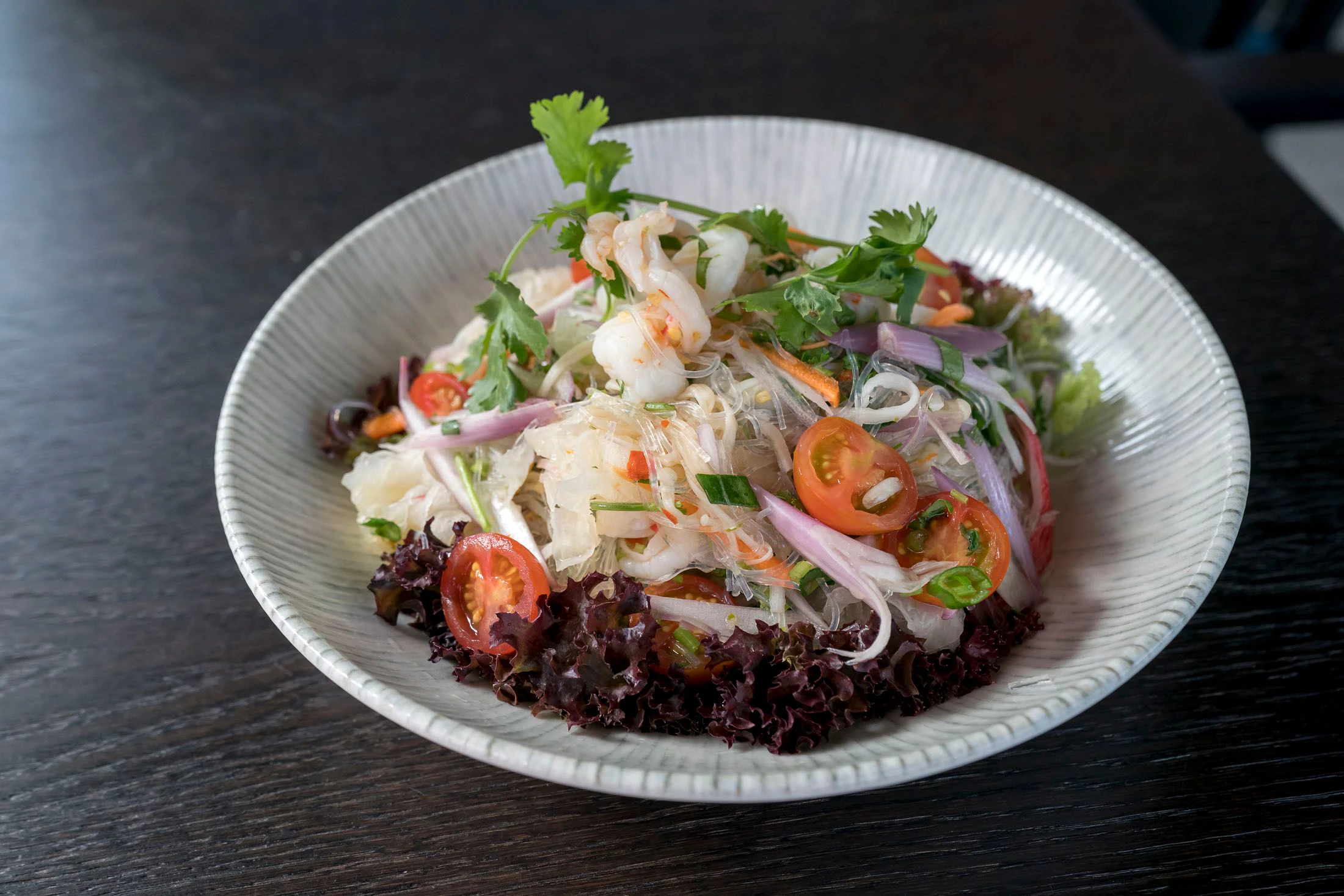 Glasnudel Salat mit Thai Sellerie, Weißmorcheln, Enoki Pilzen und Cherry Tomaten.