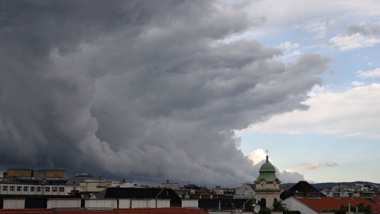 Ein Gewitter zieht am Sonntag in Richtung Osten.