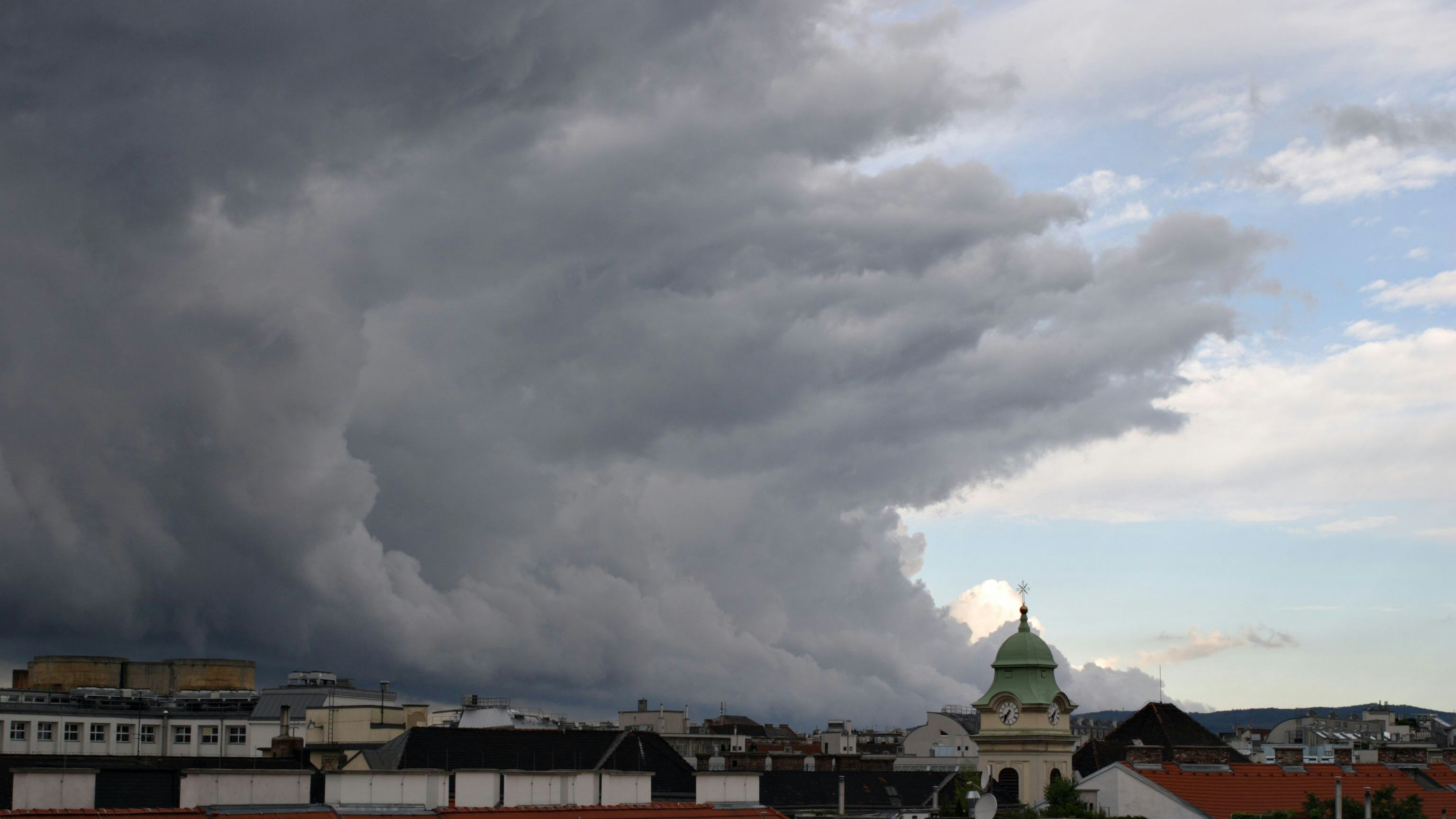 Dunkle Wolken ziehen über Wien auf. Auch im Osten drohen Gewitter. Symbolbild