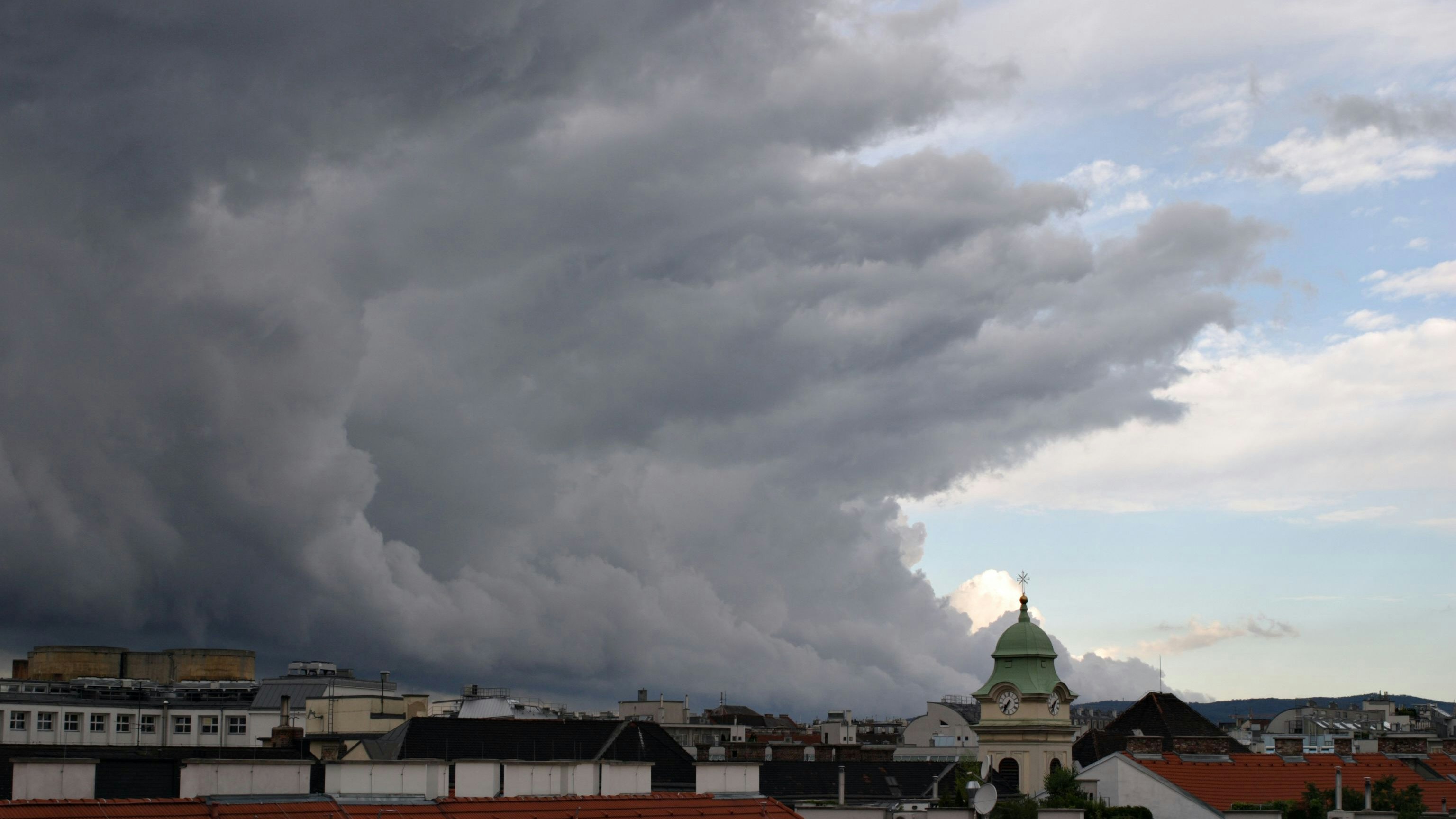 Dunkle Wolken ziehen über Wien auf. Auch im Osten drohen Gewitter. Symbolbild