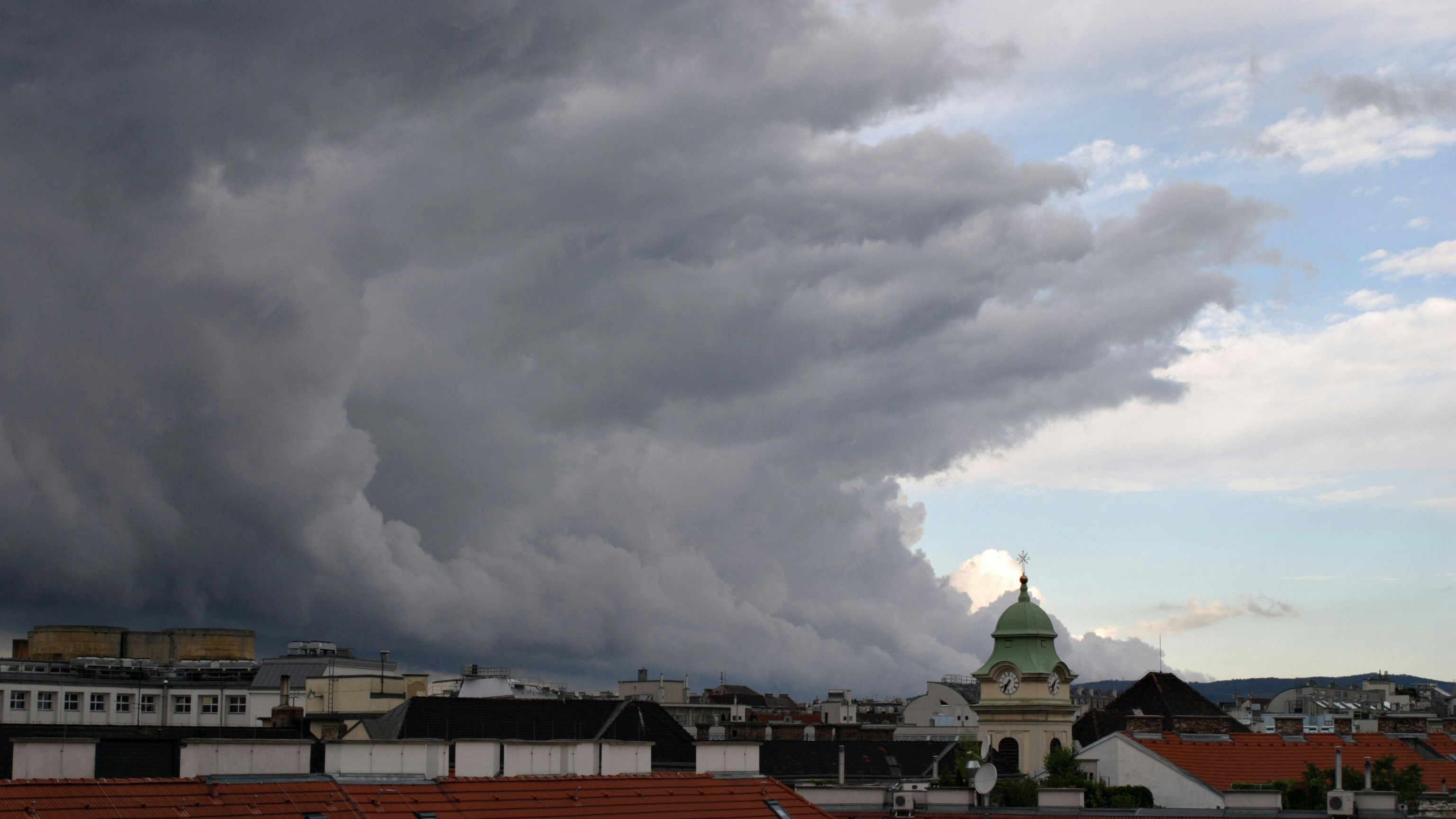 Dunkle Wolken ziehen über Wien auf. Auch im Osten drohen Gewitter. Symbolbild